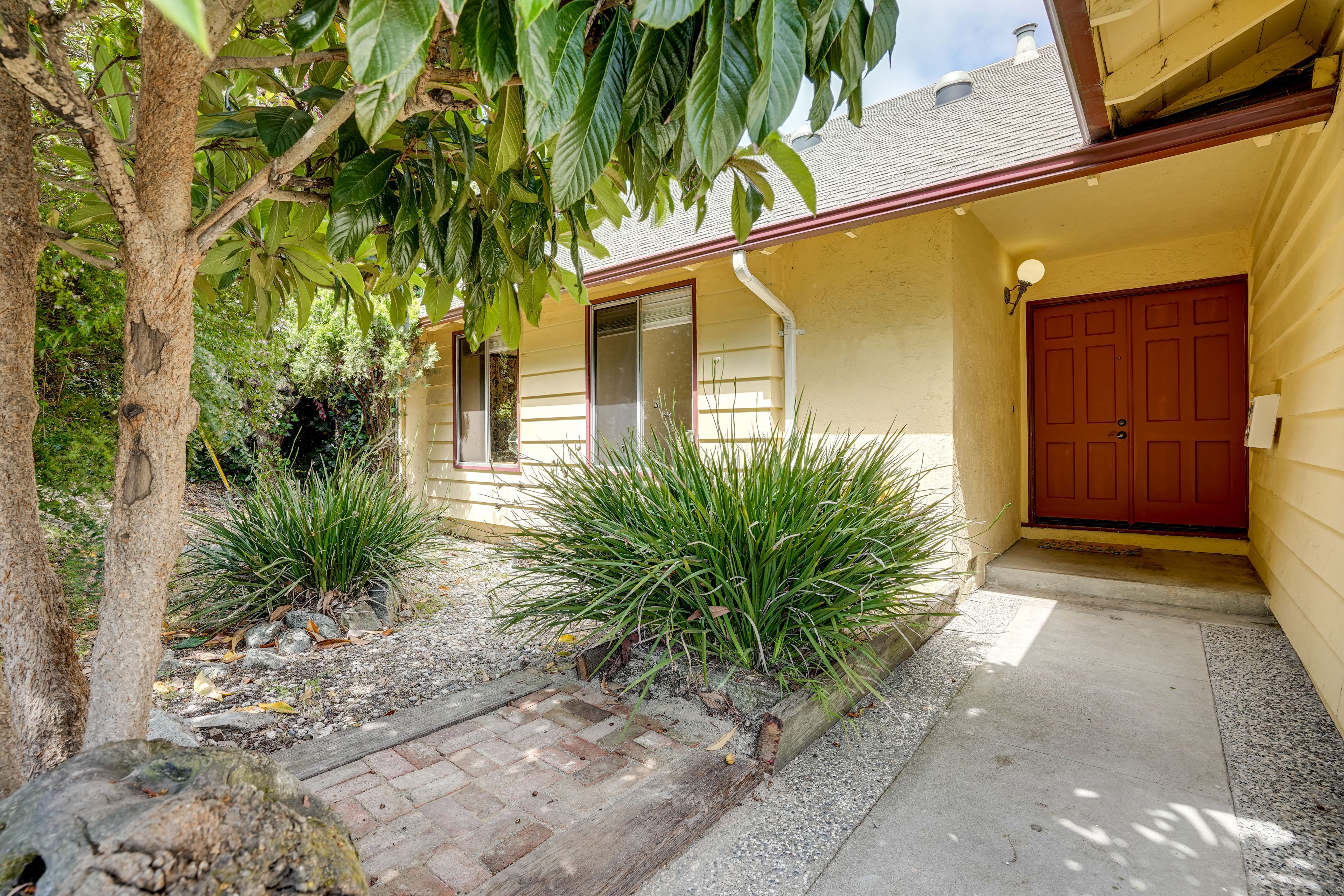 Property Exterior | Driveway (2 Vehicles)