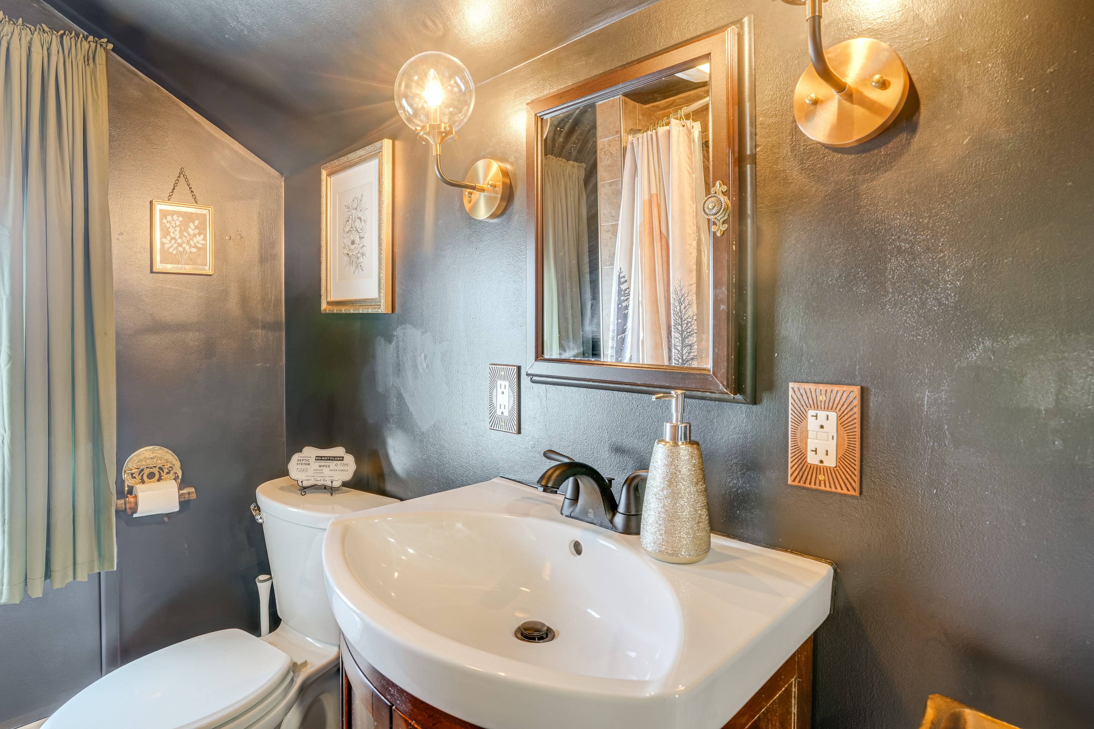 Full Bathroom | 2nd Floor