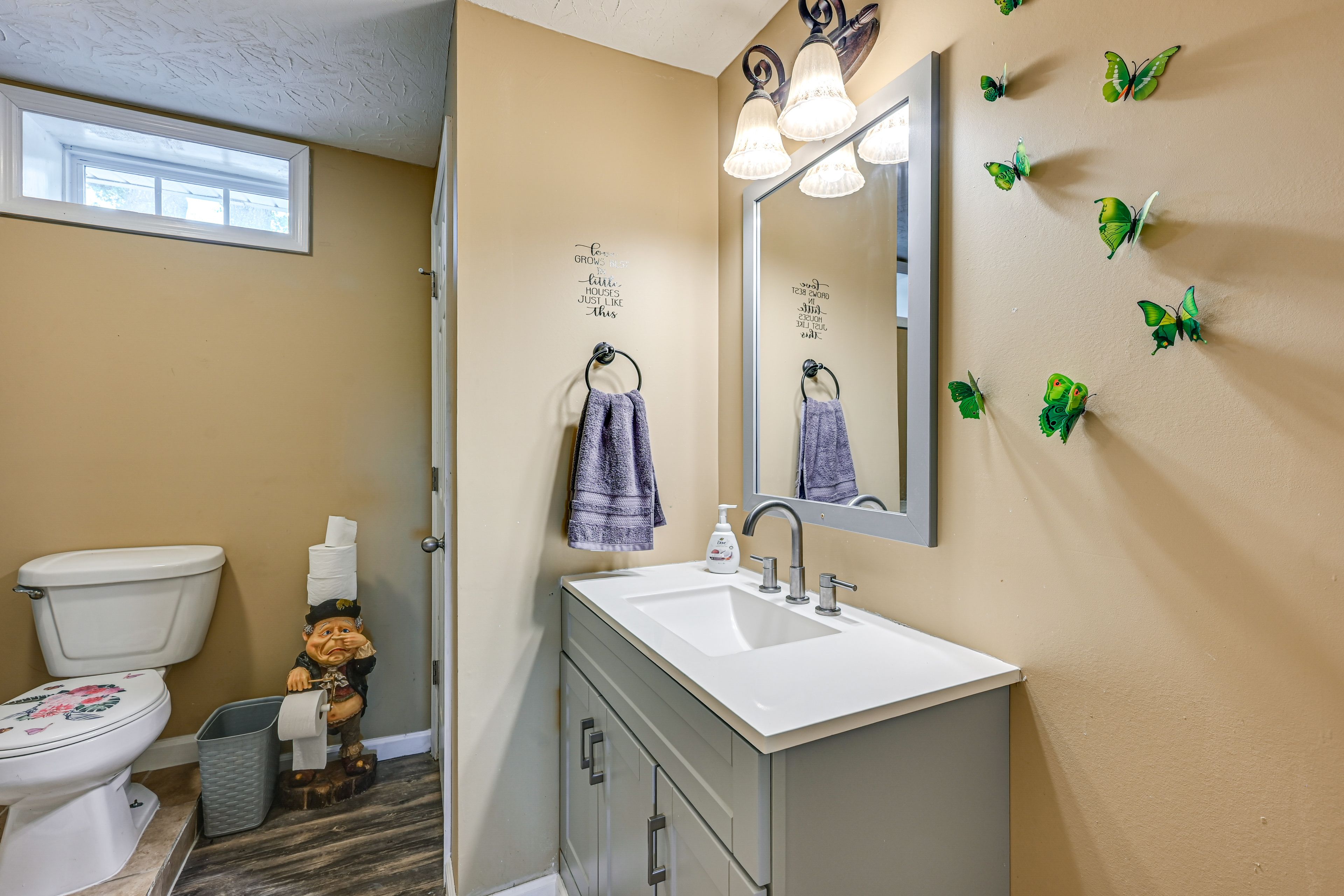 Full Bathroom | 1st Floor | Complimentary Toiletries | Towels Provided