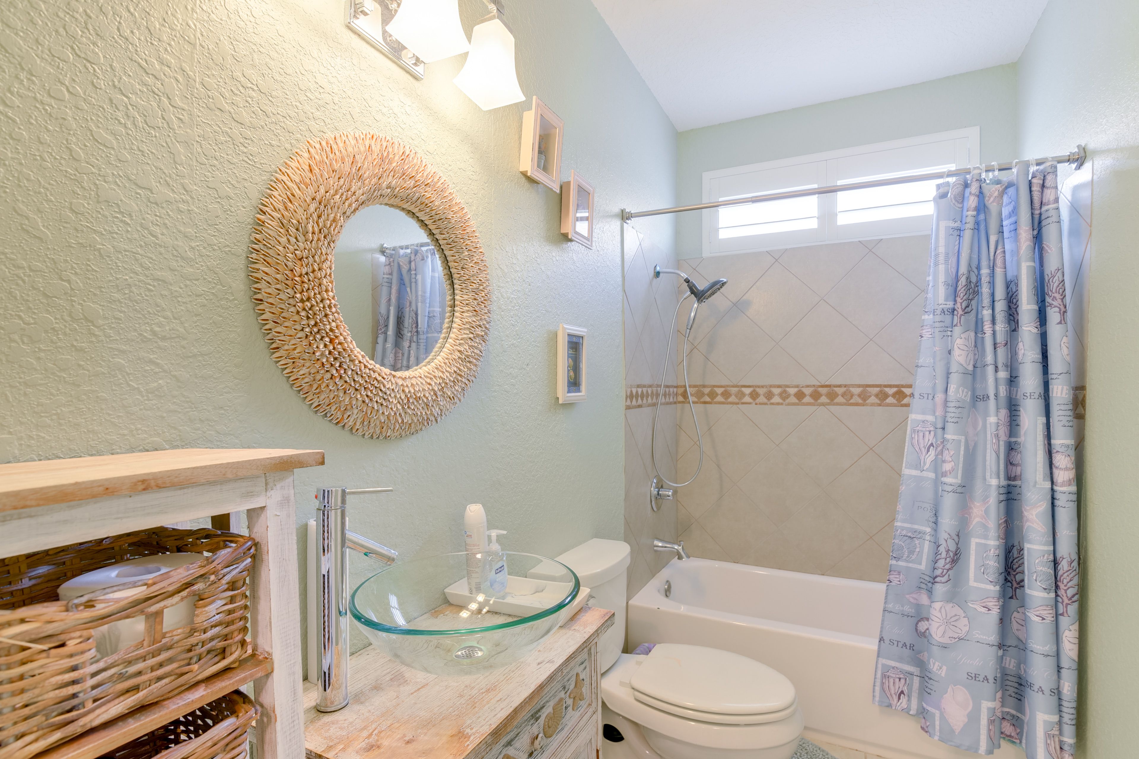 Full Bathroom | 1st Floor | Towels Provided