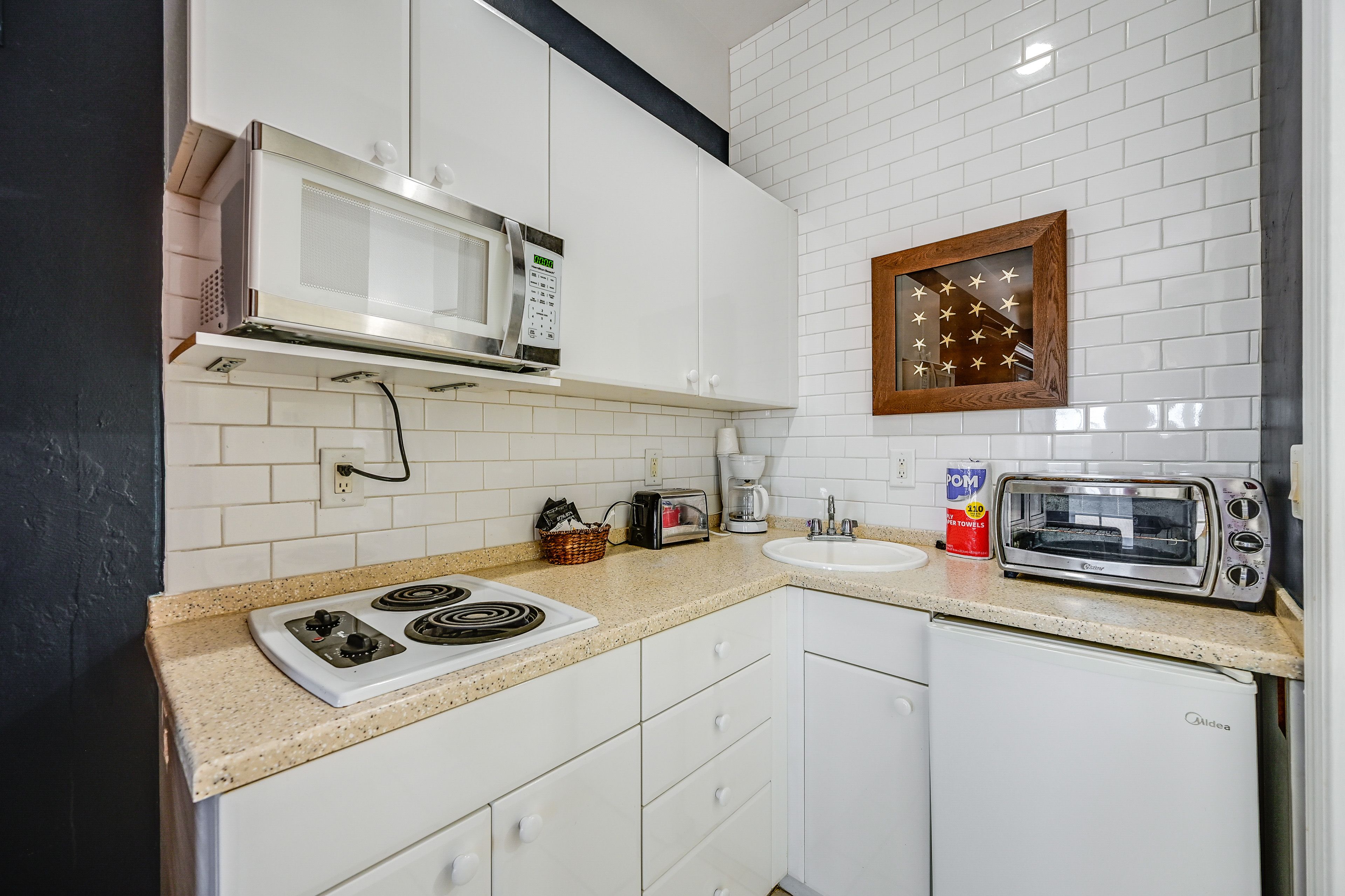 Kitchenette | Trash Bags & Paper Towels