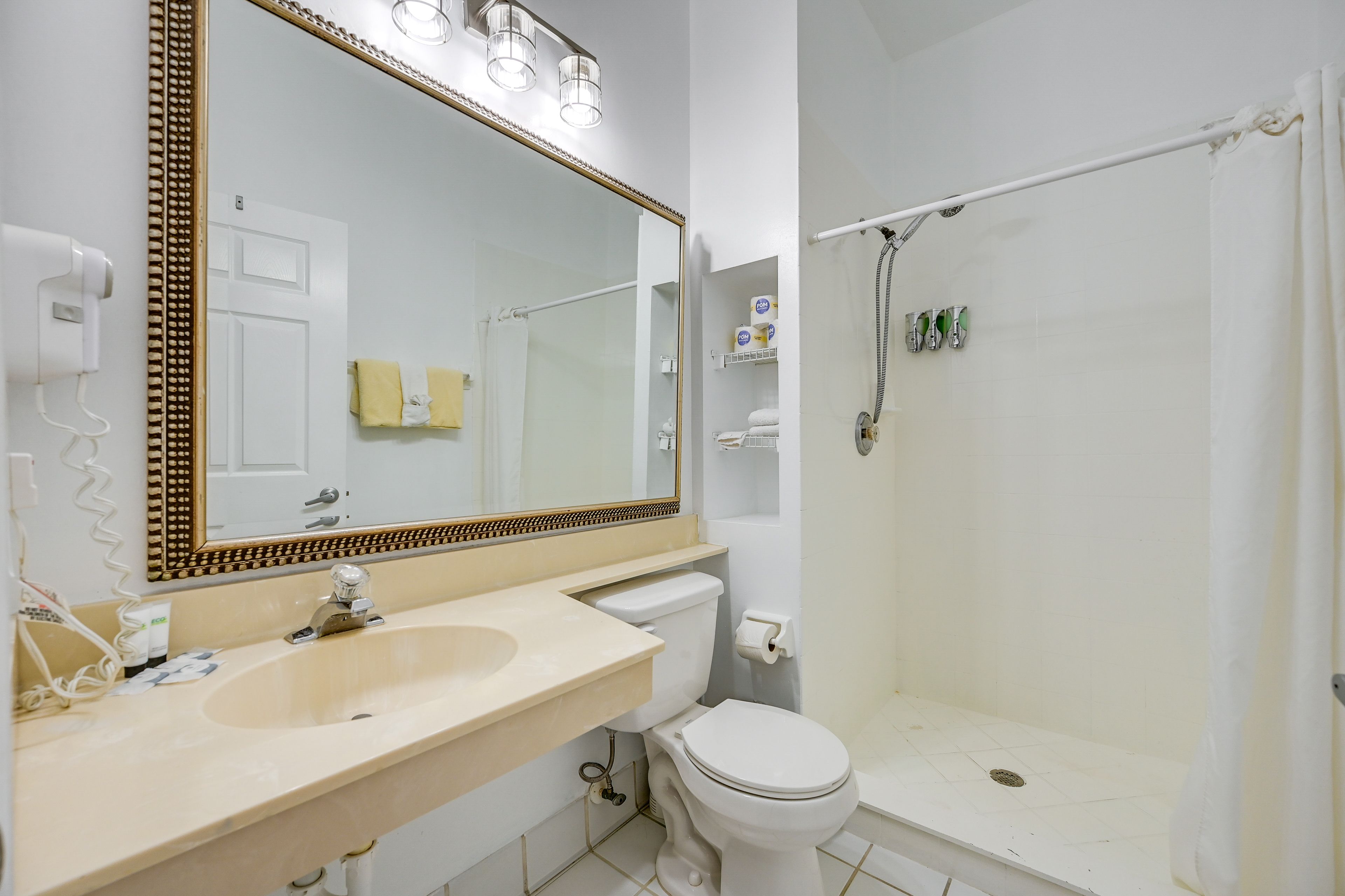 Full Bathroom | Towels Provided