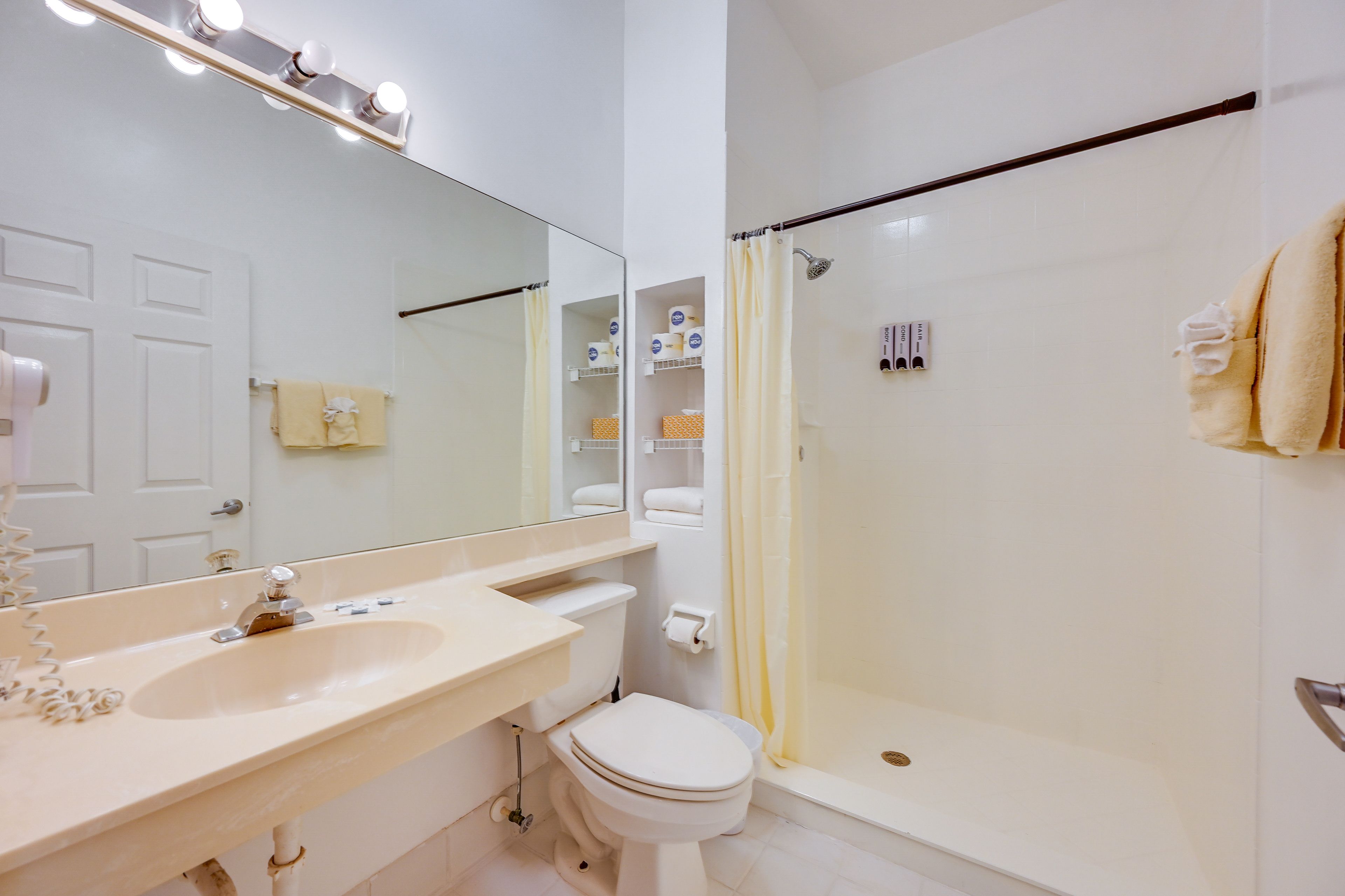 Full Bathroom | Towels Provided
