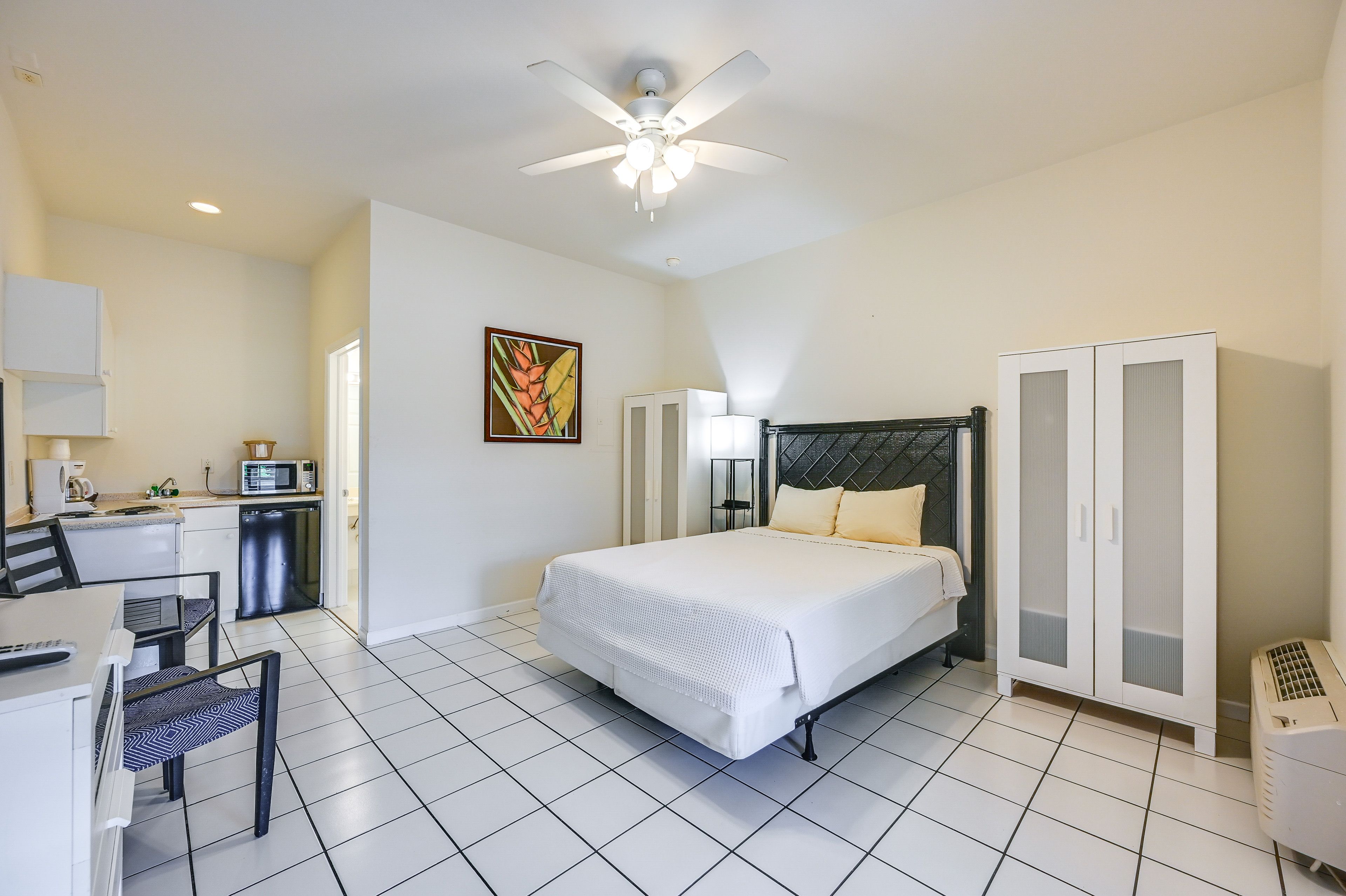 Naples Vacation Rental | Studio | 1BA | 1 Small Step Required | 275 Sq Ft