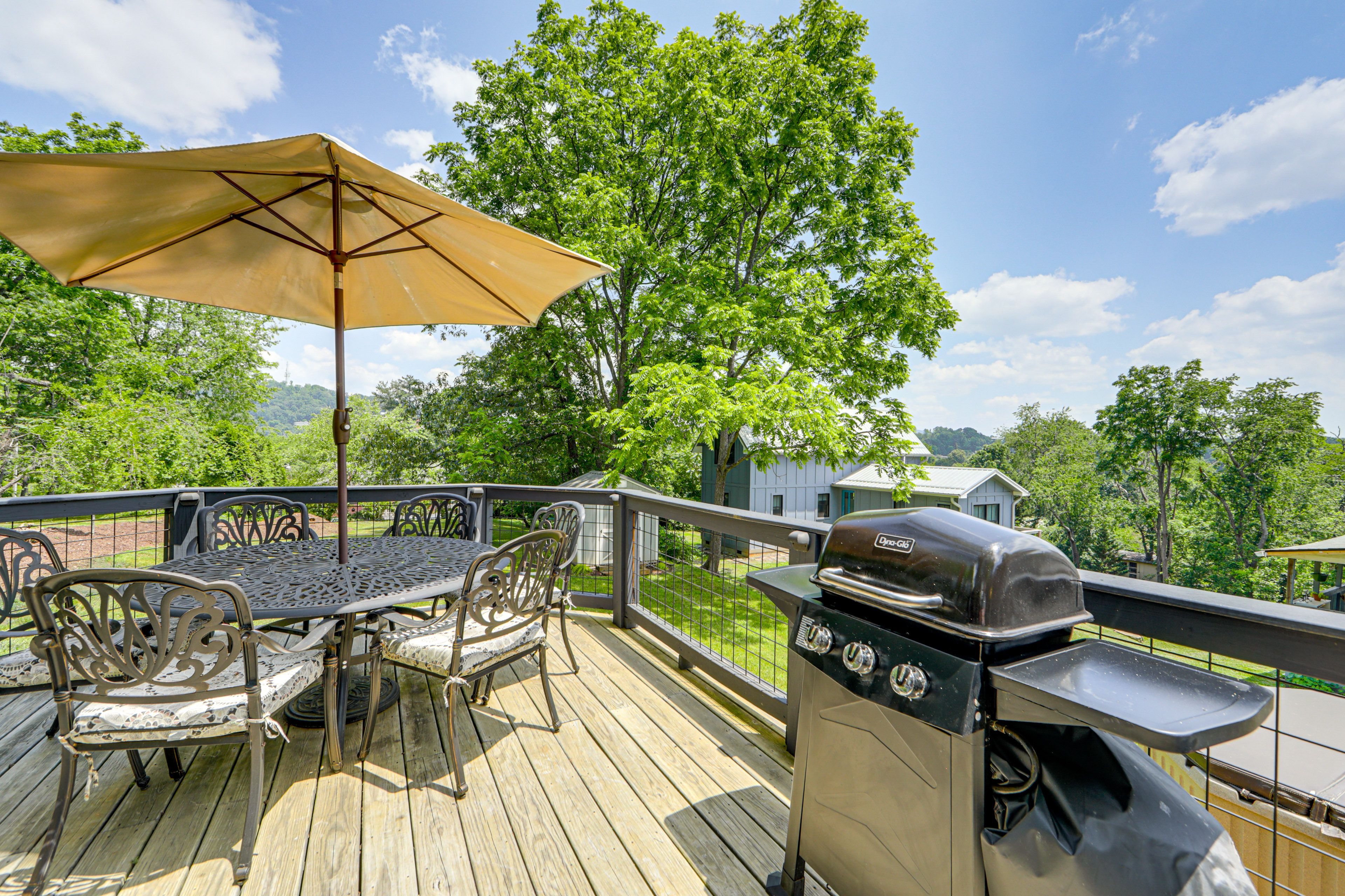 Deck | Outdoor Dining Area | Gas Grill