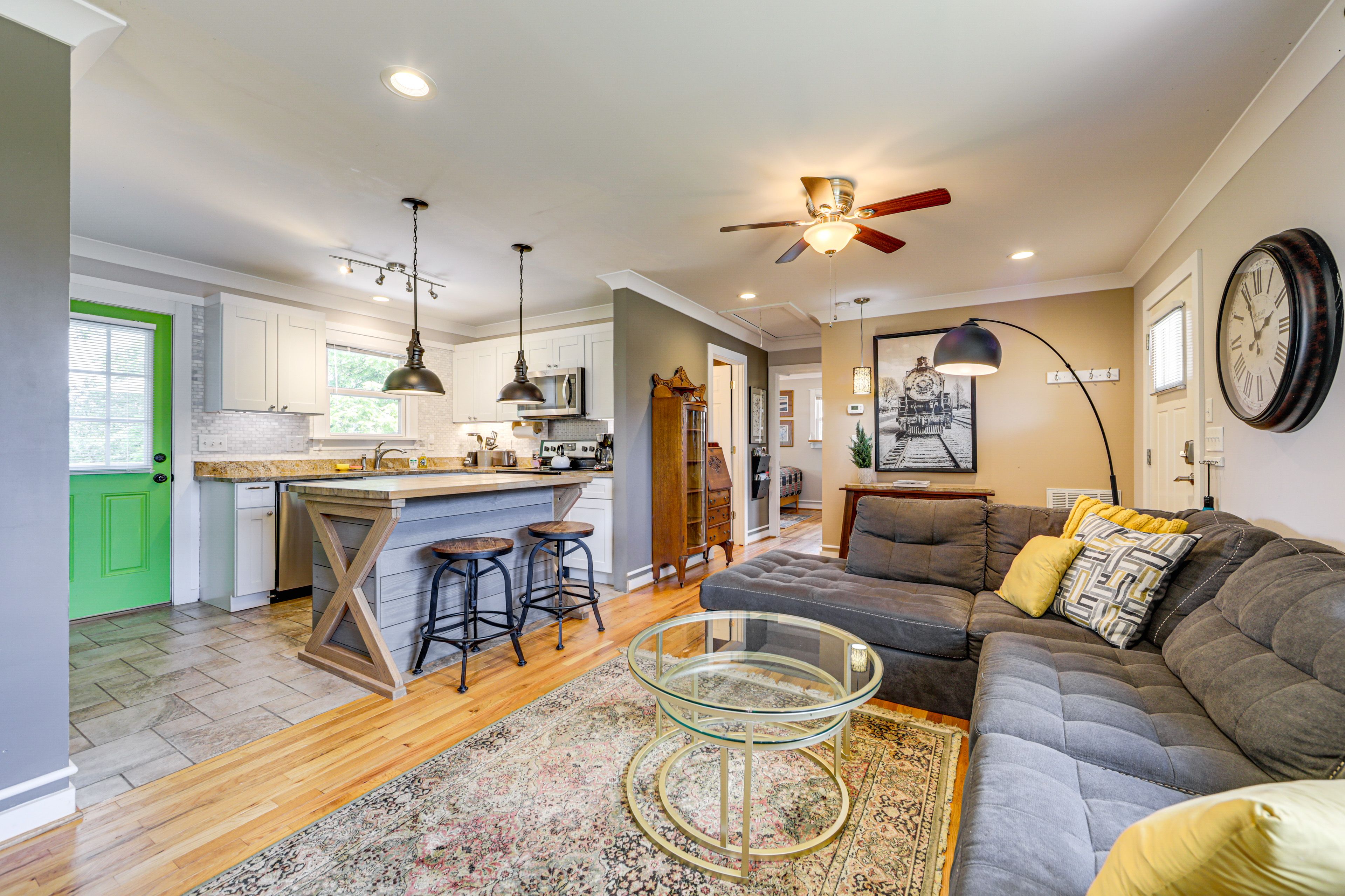 Living Room | Free WiFi | Smart TV | Central A/C