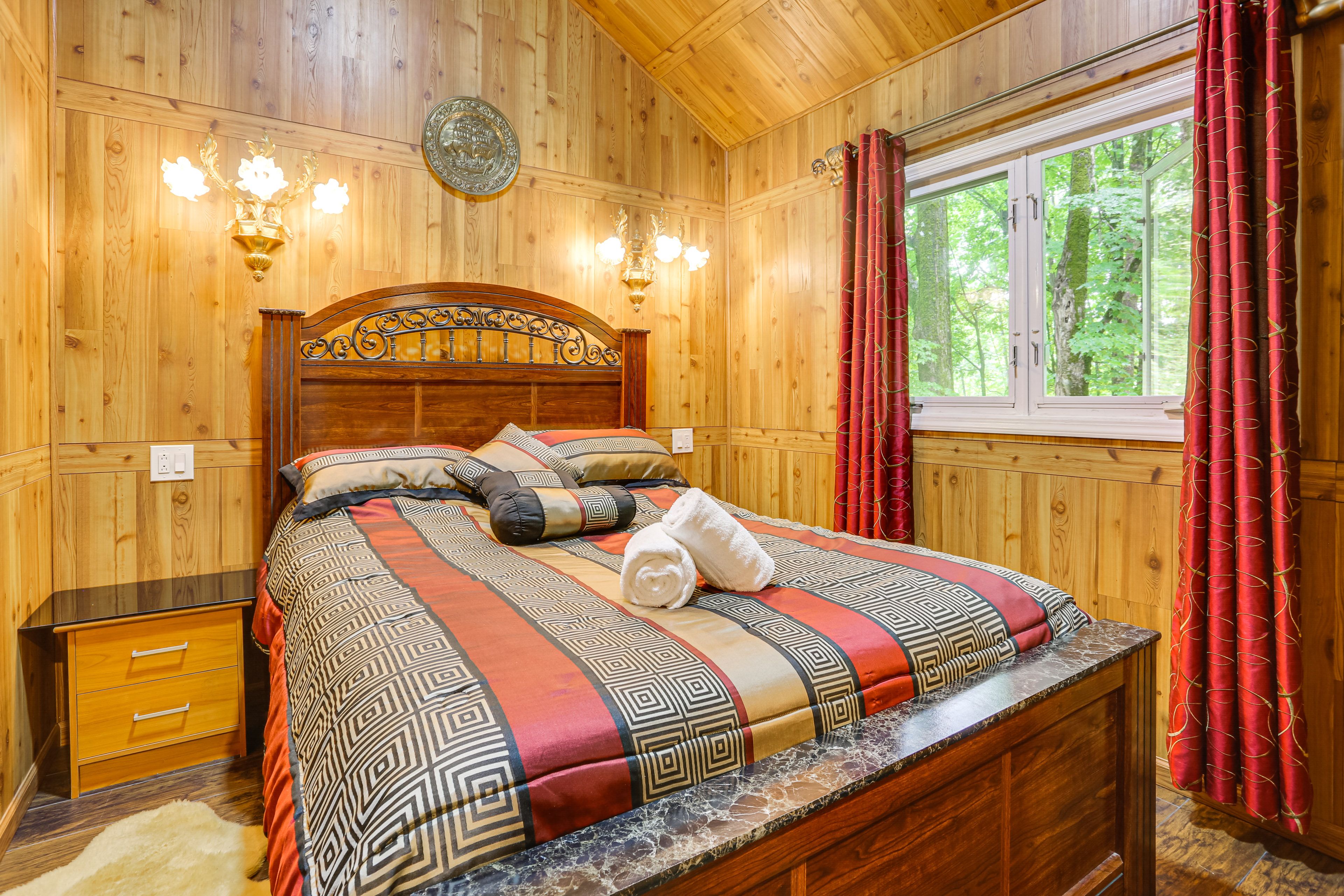 Bedroom 1 | Queen Bed | Linens Provided