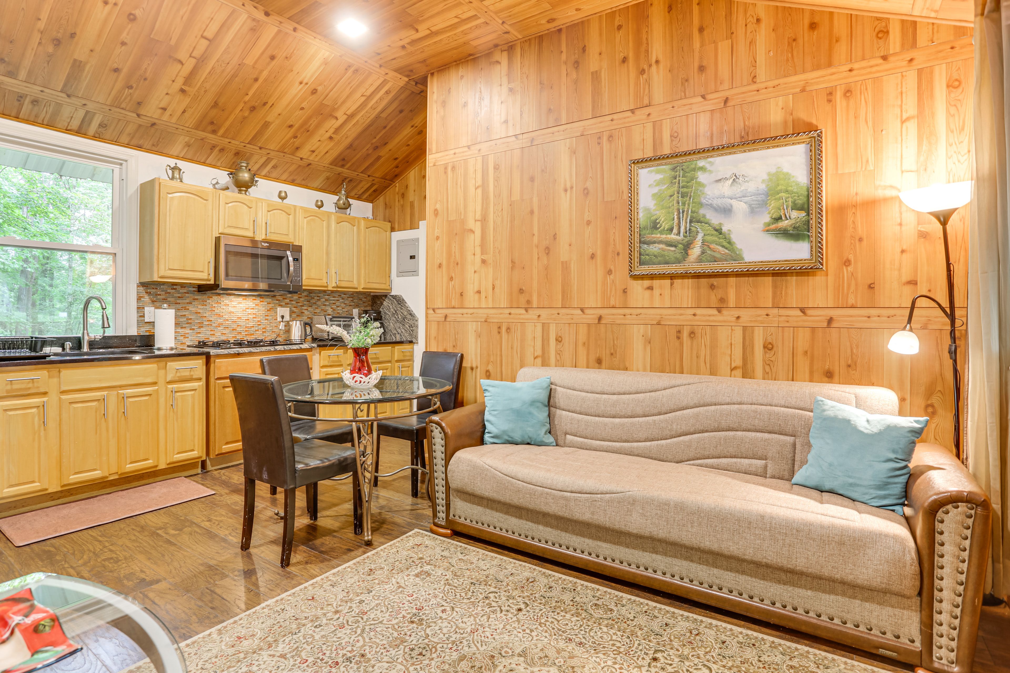 Living Room | Full Sleeper Sofa | Free WiFi | Smart TV