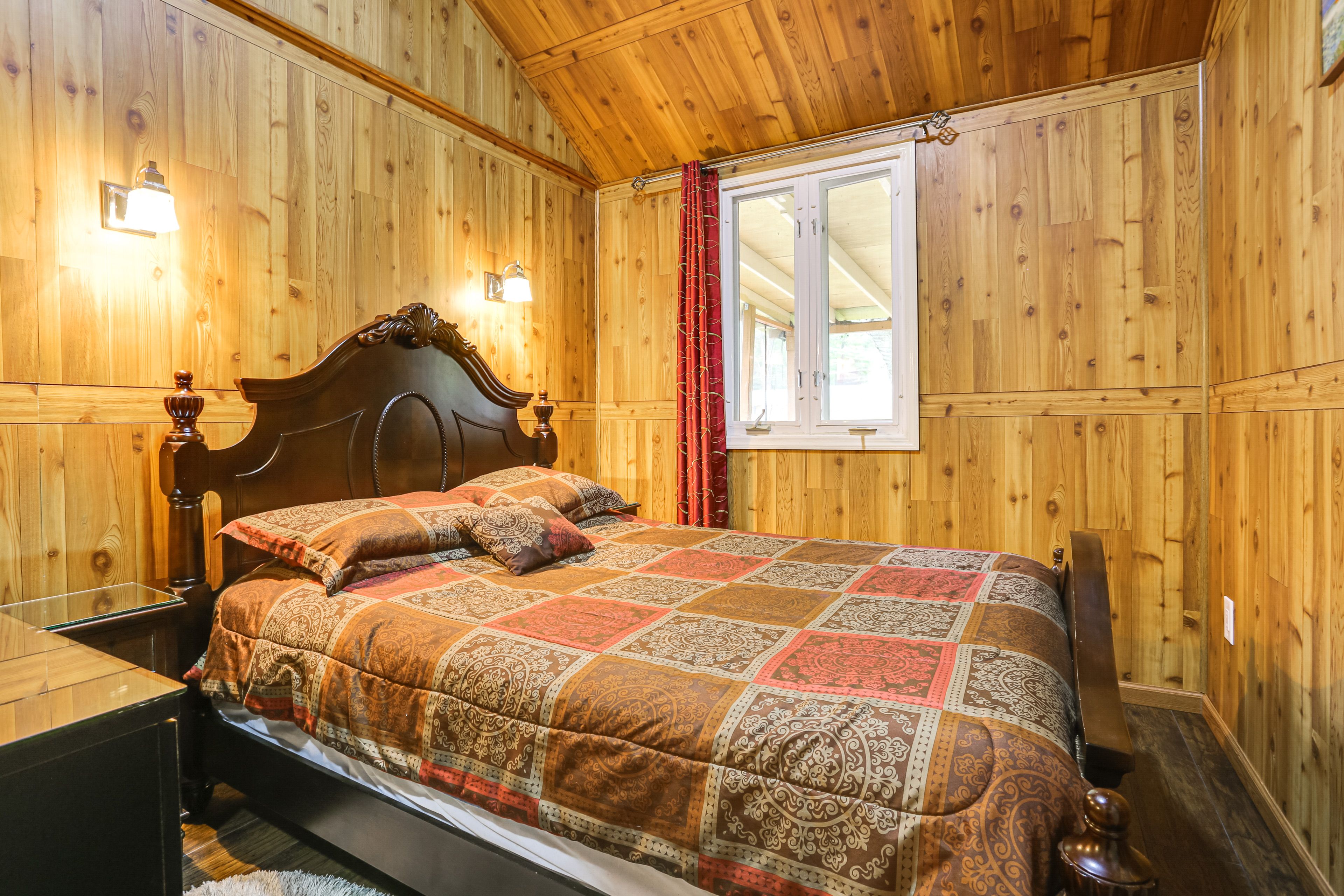 Bedroom 2 | Queen Bed