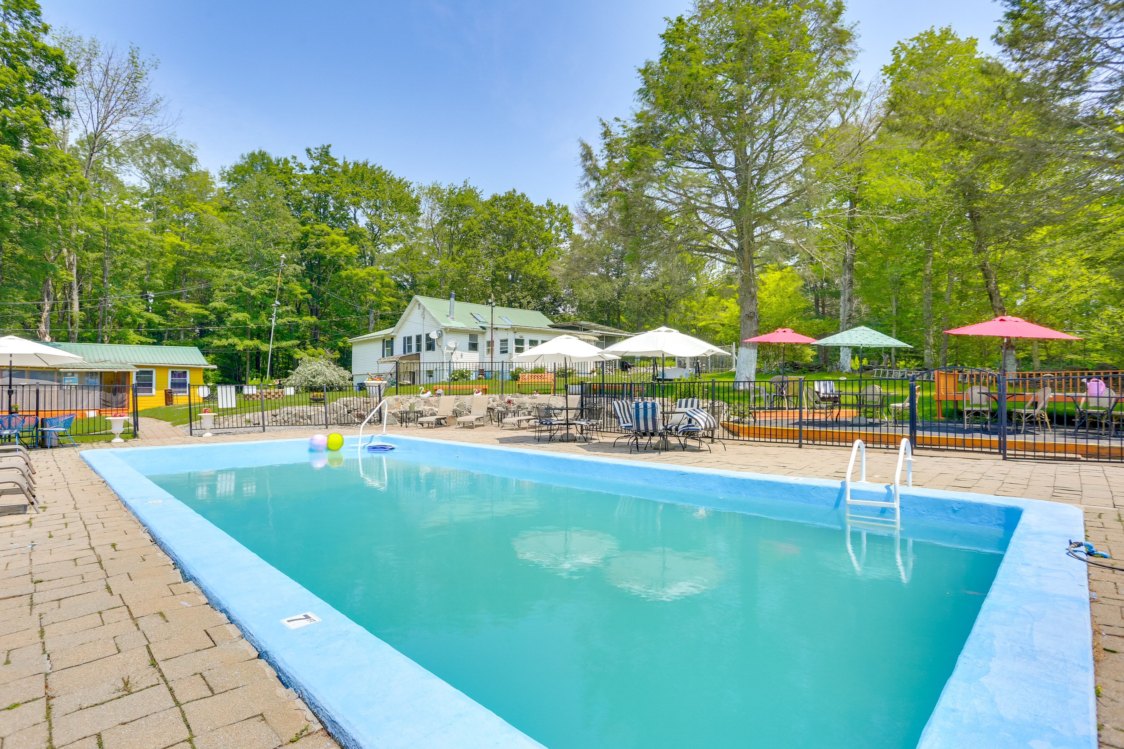 Community Pool | Outdoor Seating