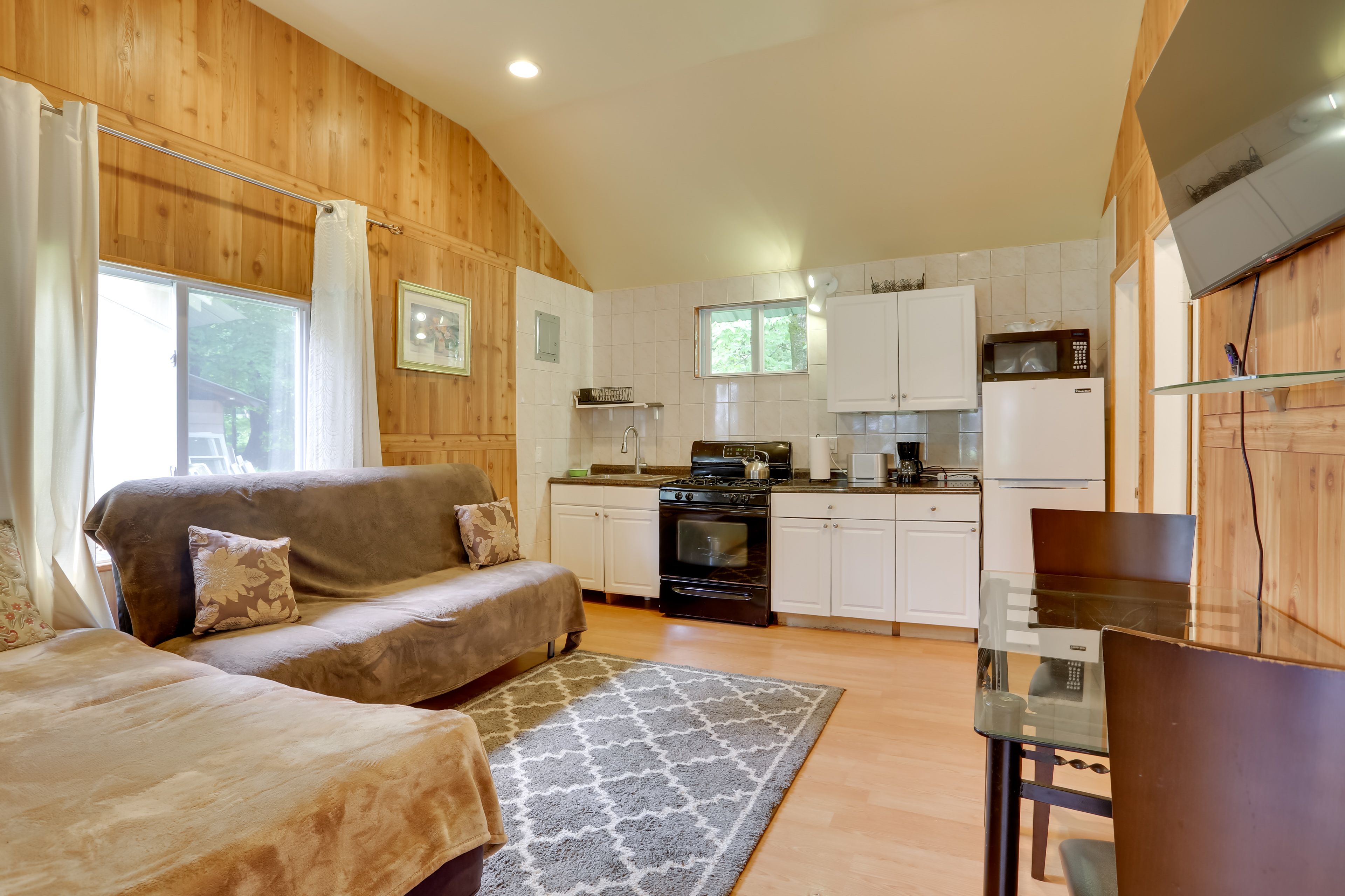 Living Room | Full Bed | Free WiFi | Smart TV