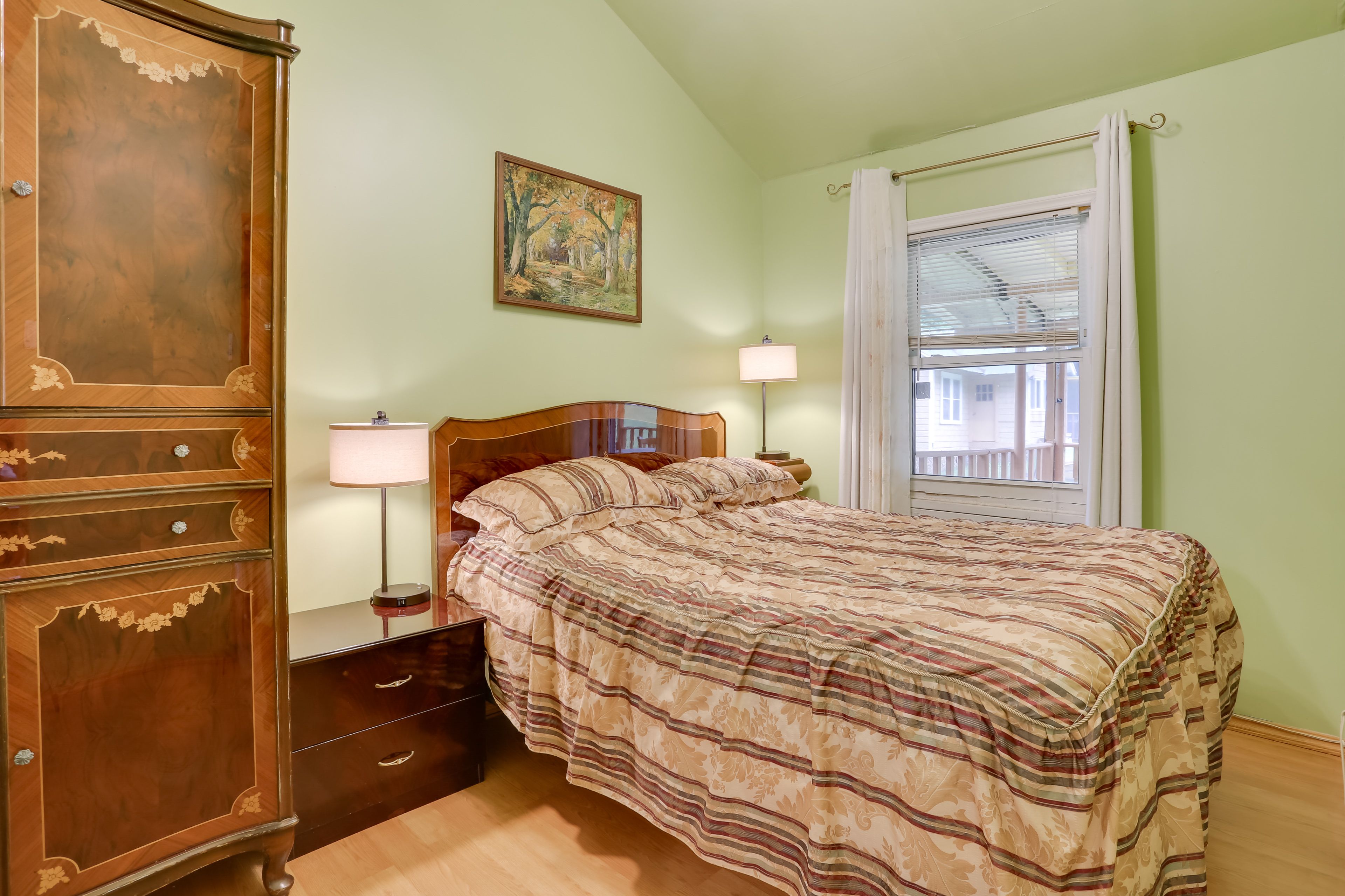 Bedroom | Queen Bed