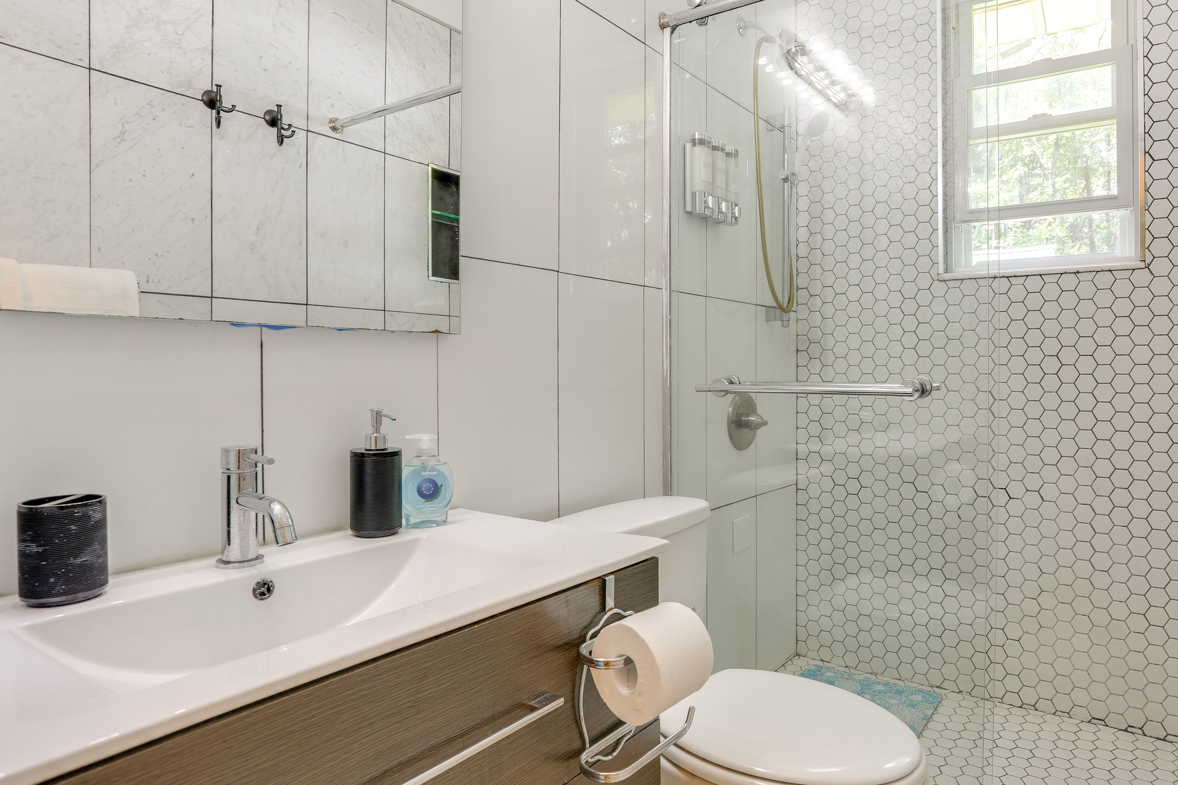 Full Bathroom | Towels Provided | Complimentary Toiletries