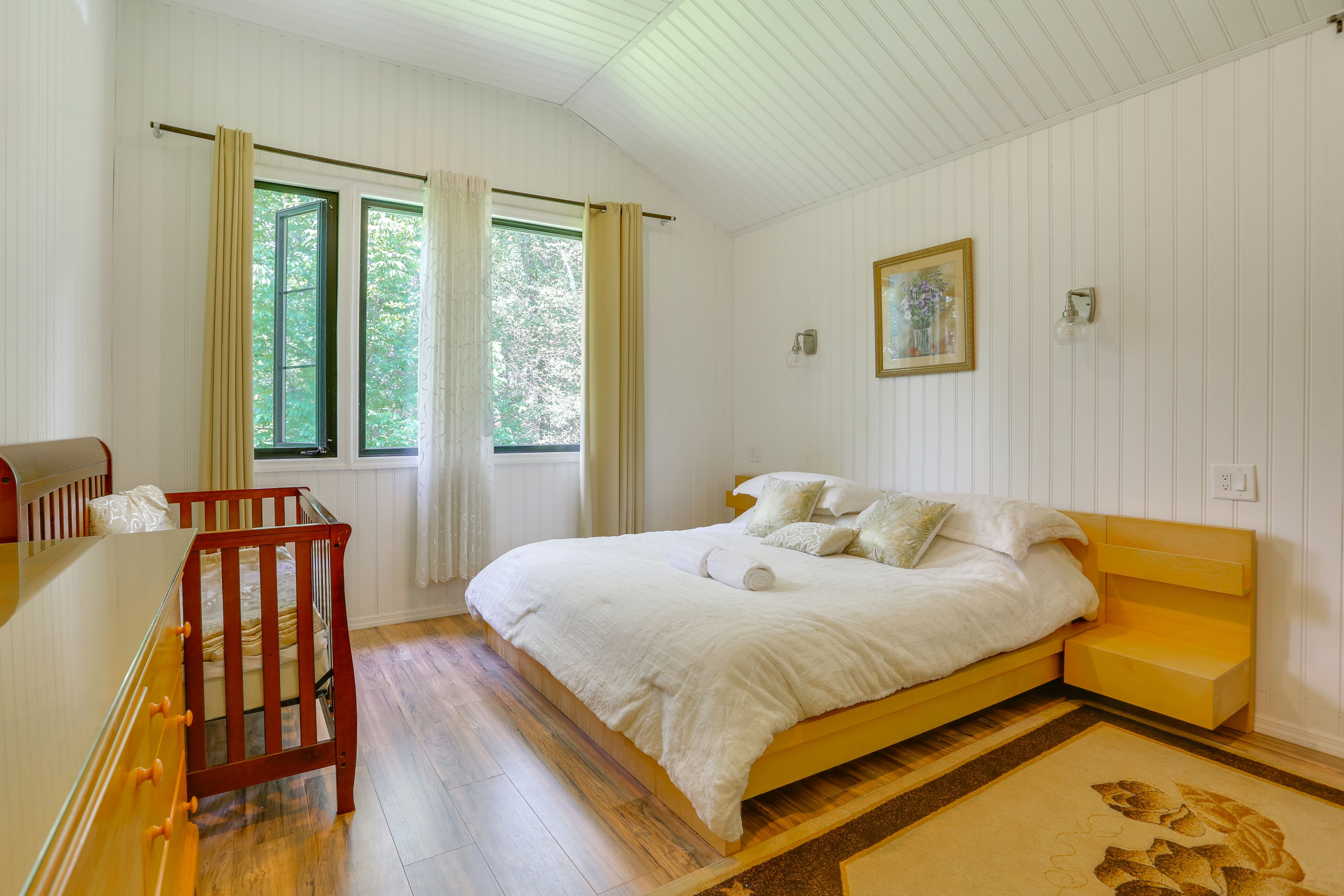 Bedroom 1 | King Bed | Crib | Linens Provided