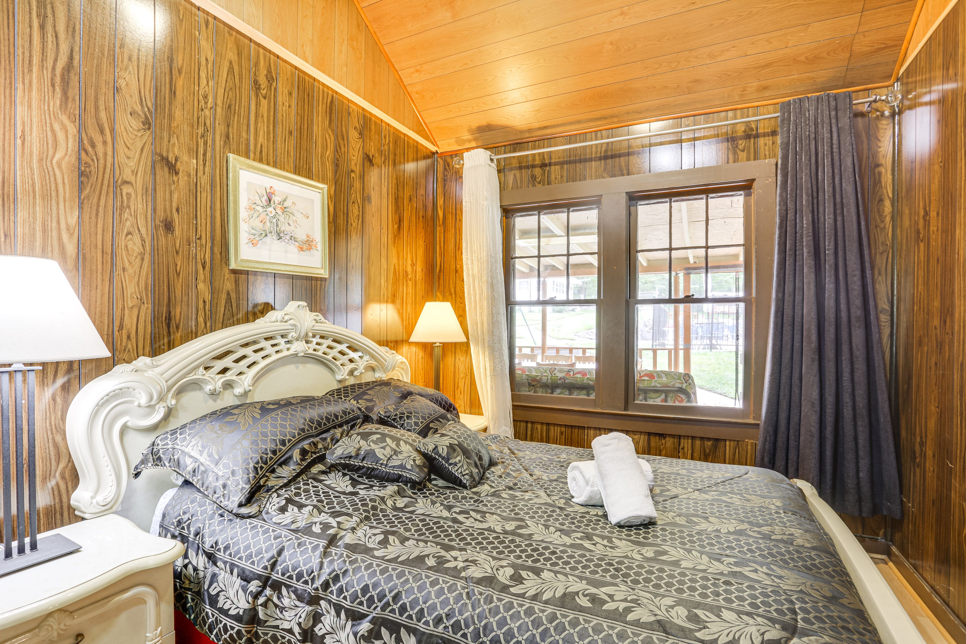 Bedroom 2 | Queen Bed