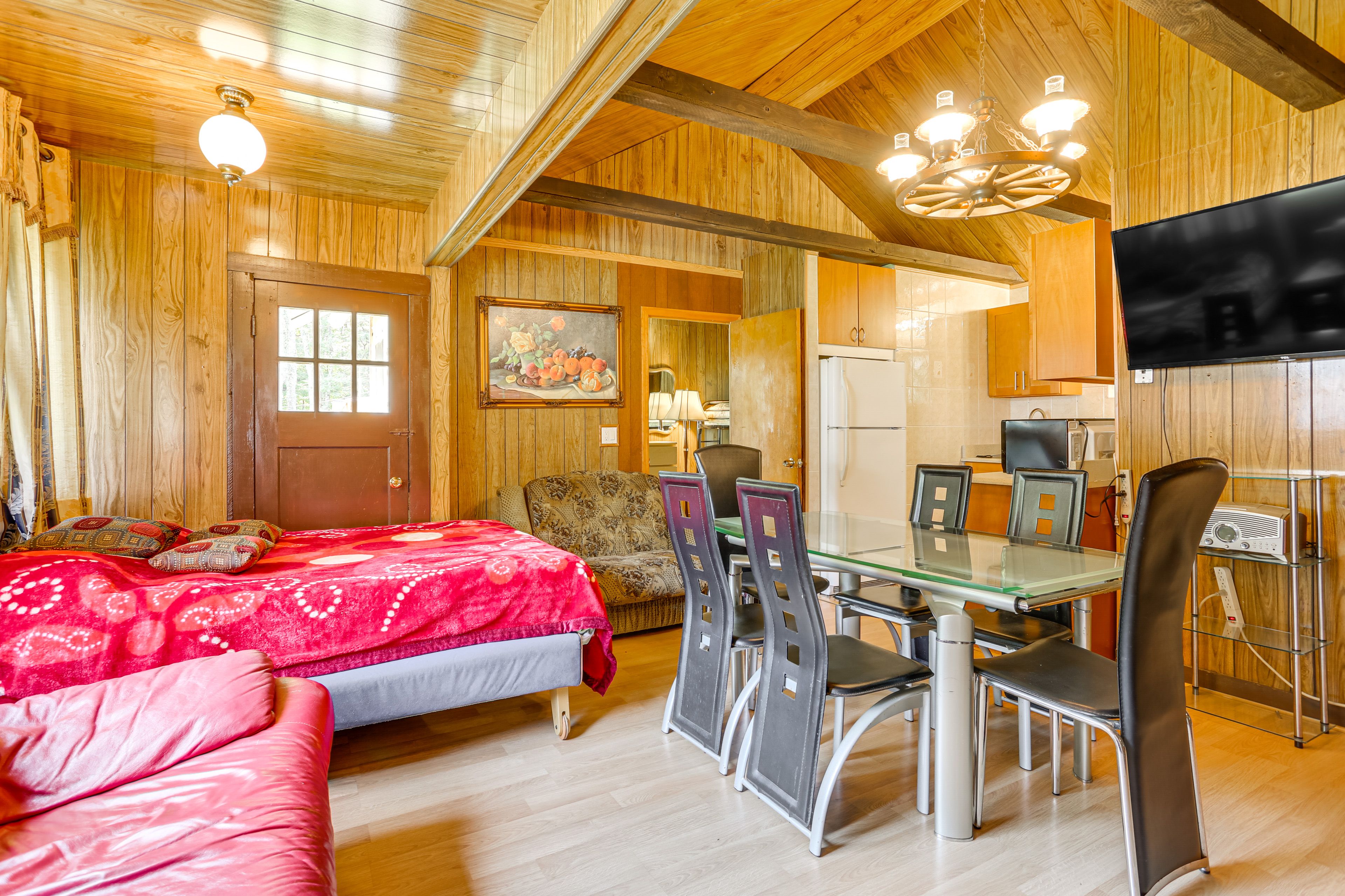 Living Room | King Bed | Full Futon | Free WiFi | Smart TV