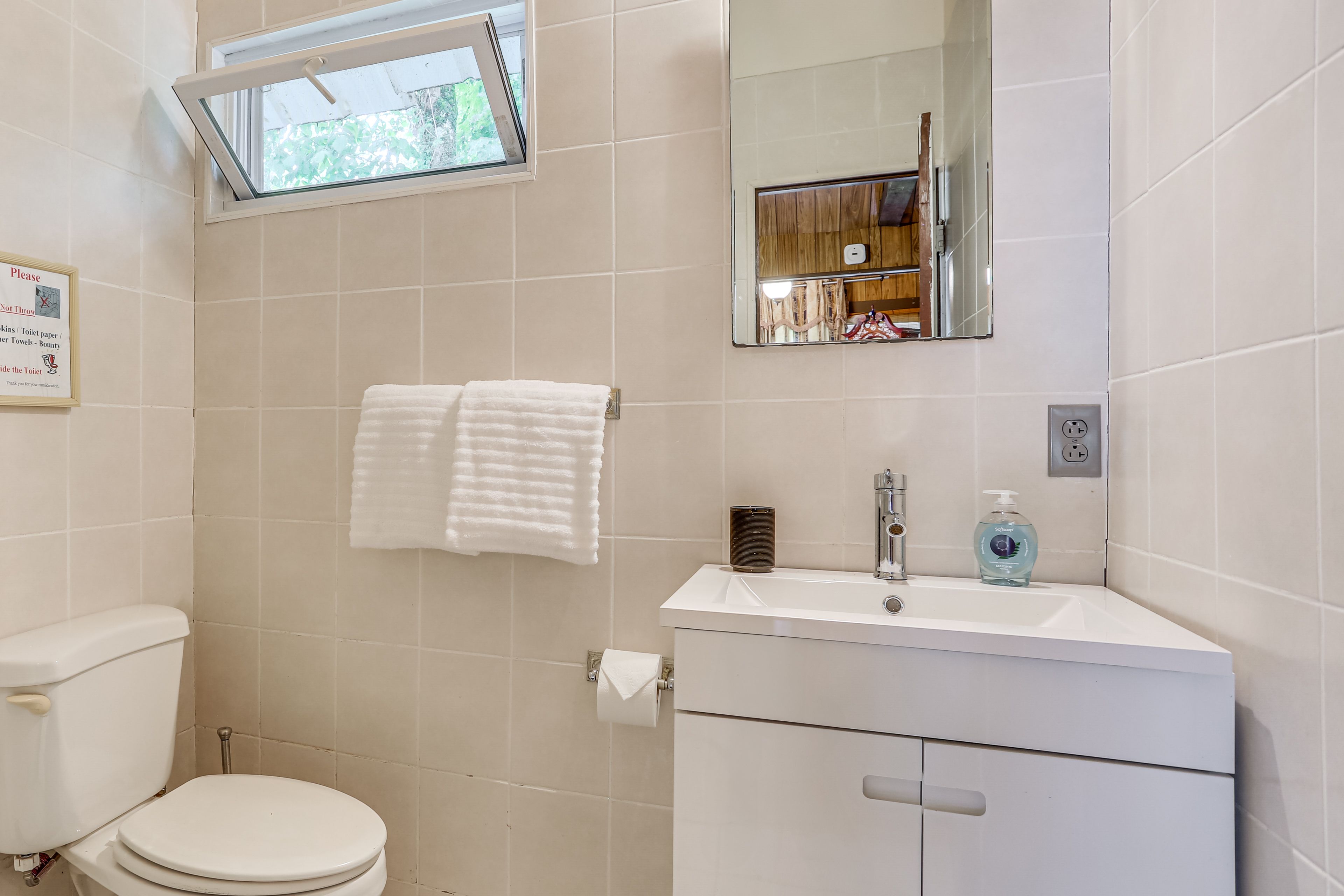 Full Bathroom | Towels Provided | Complimentary Toiletries