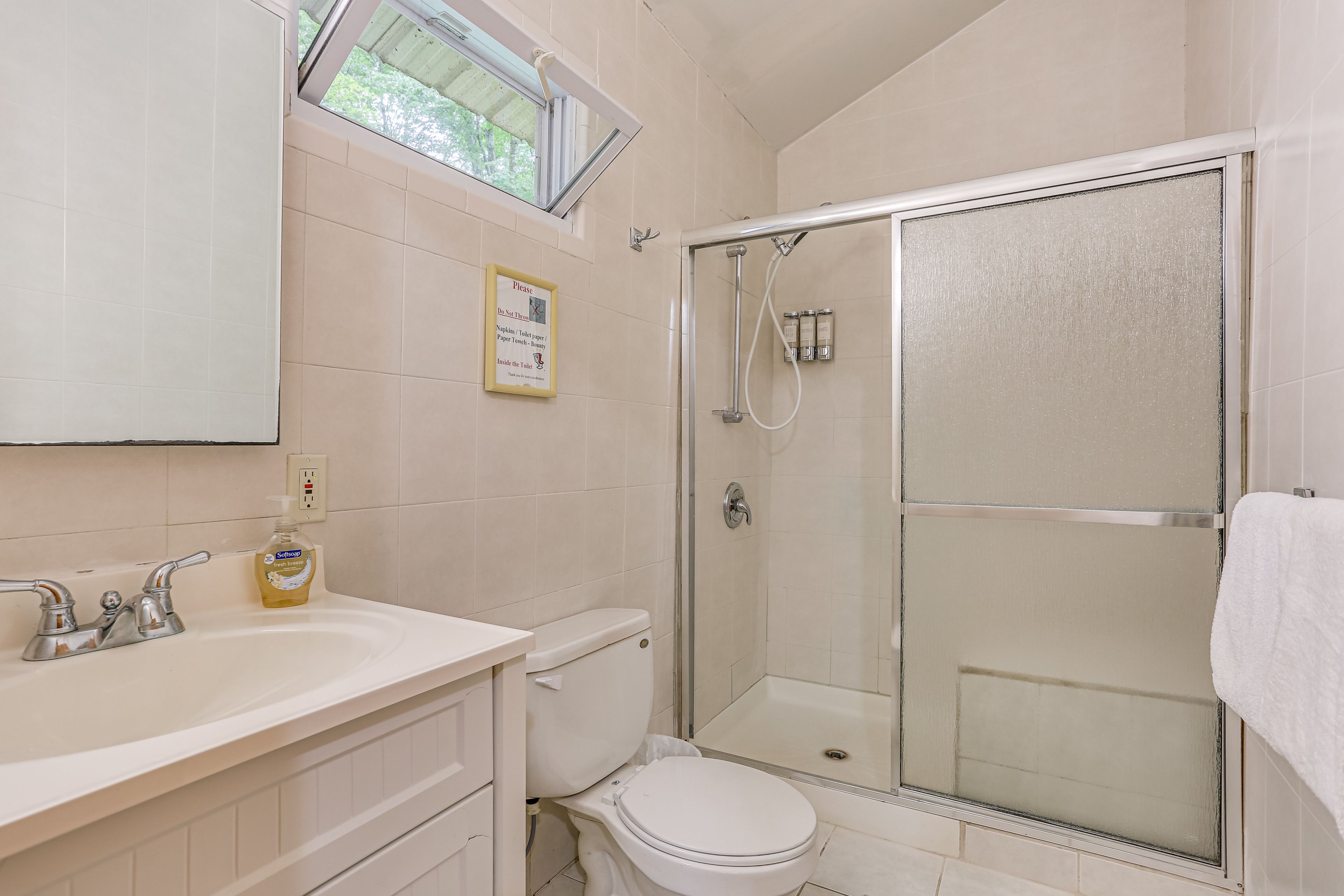 Full Bathroom | Towels Provided | Complimentary Toiletries