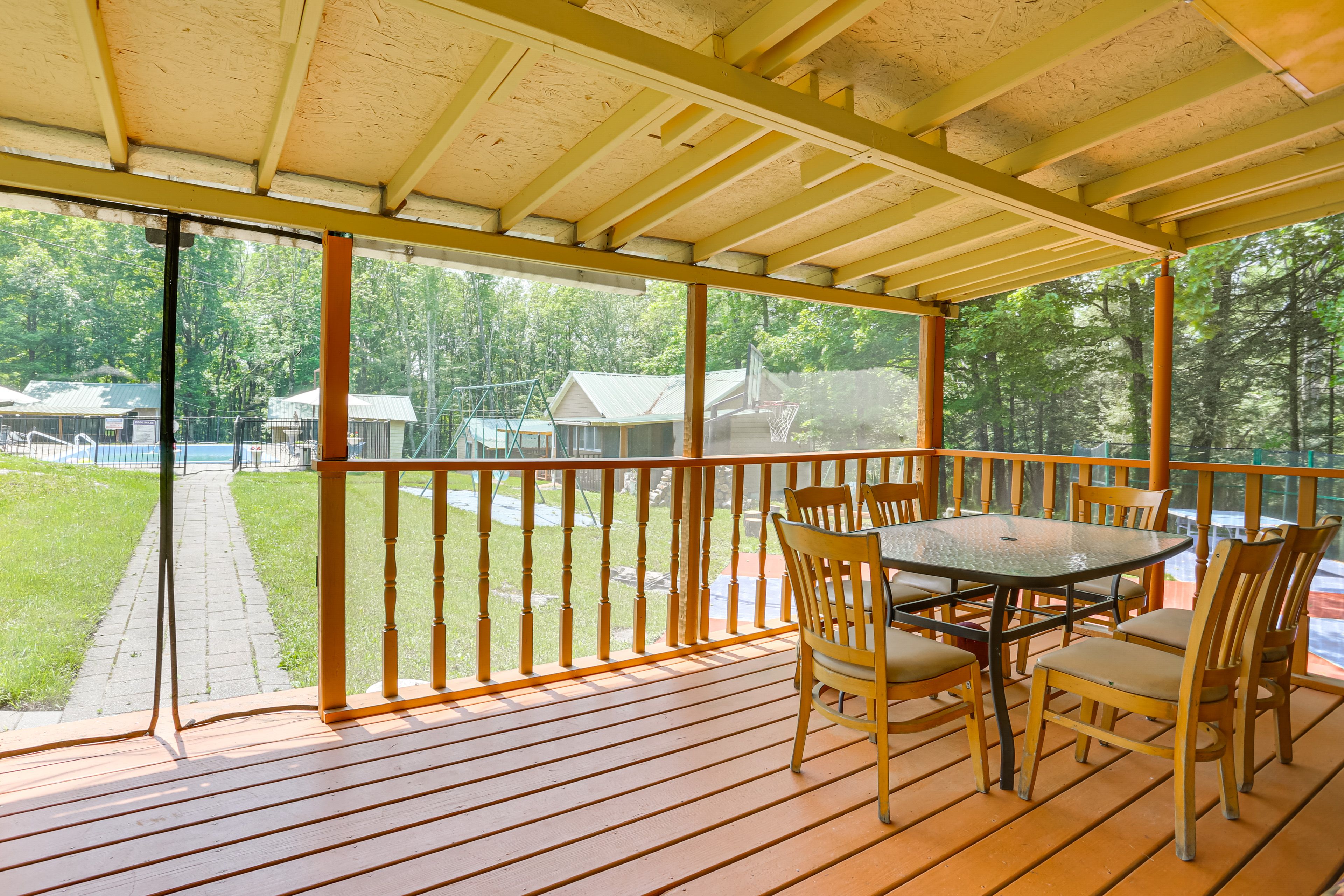 Screened Porch | Outdoor Dining