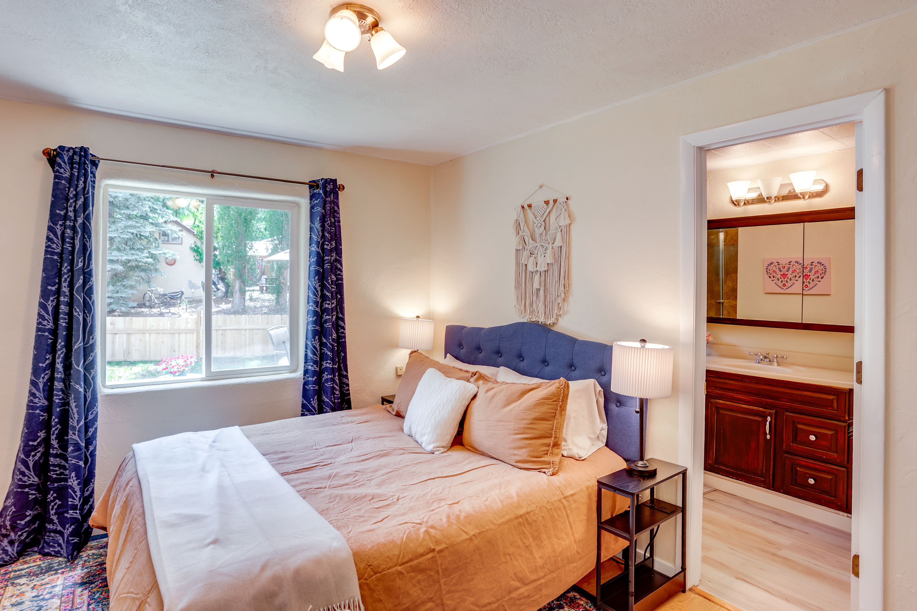 Bedroom 1 | King Bed | Linens
