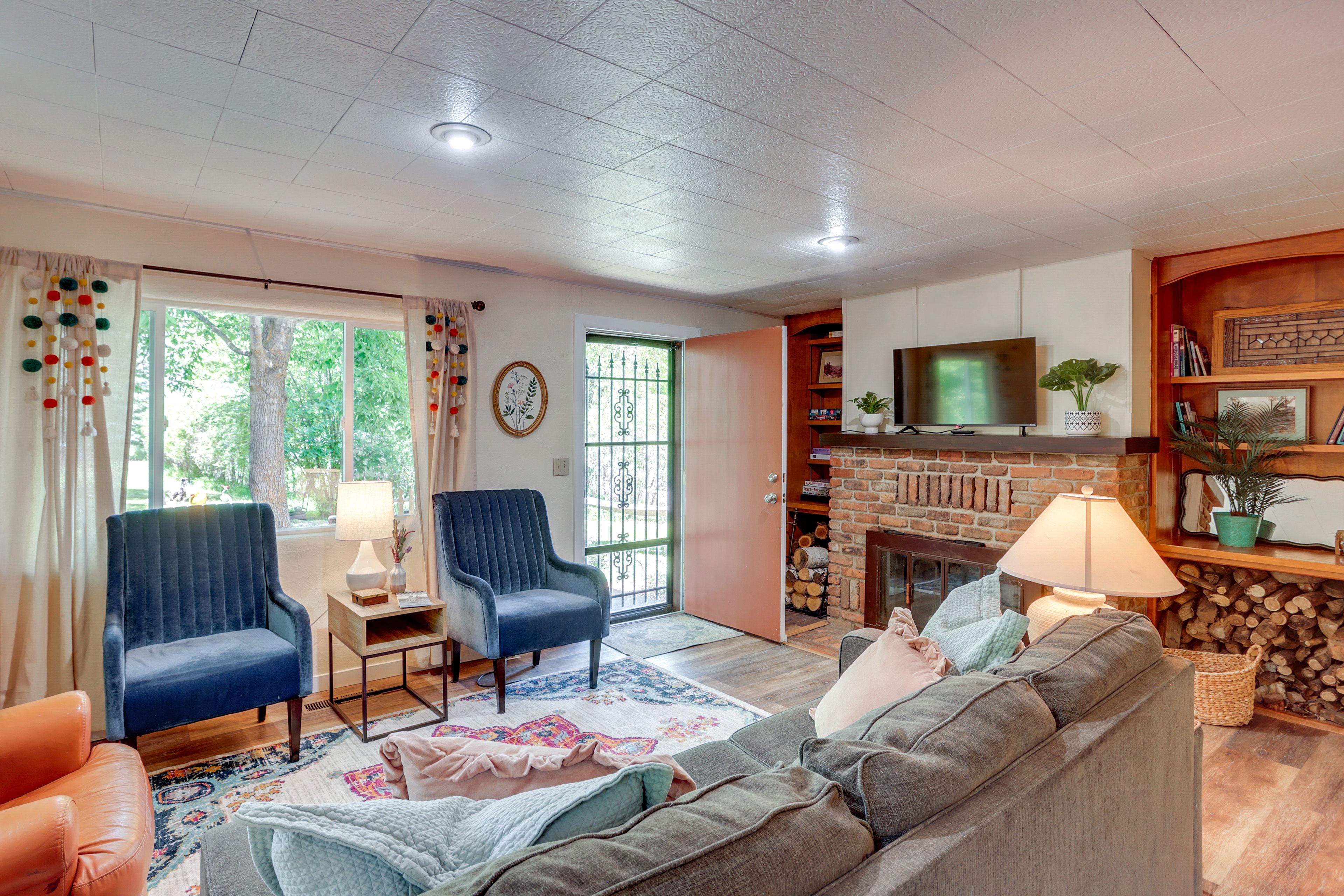 Living Room | Central Heating | Free WiFi