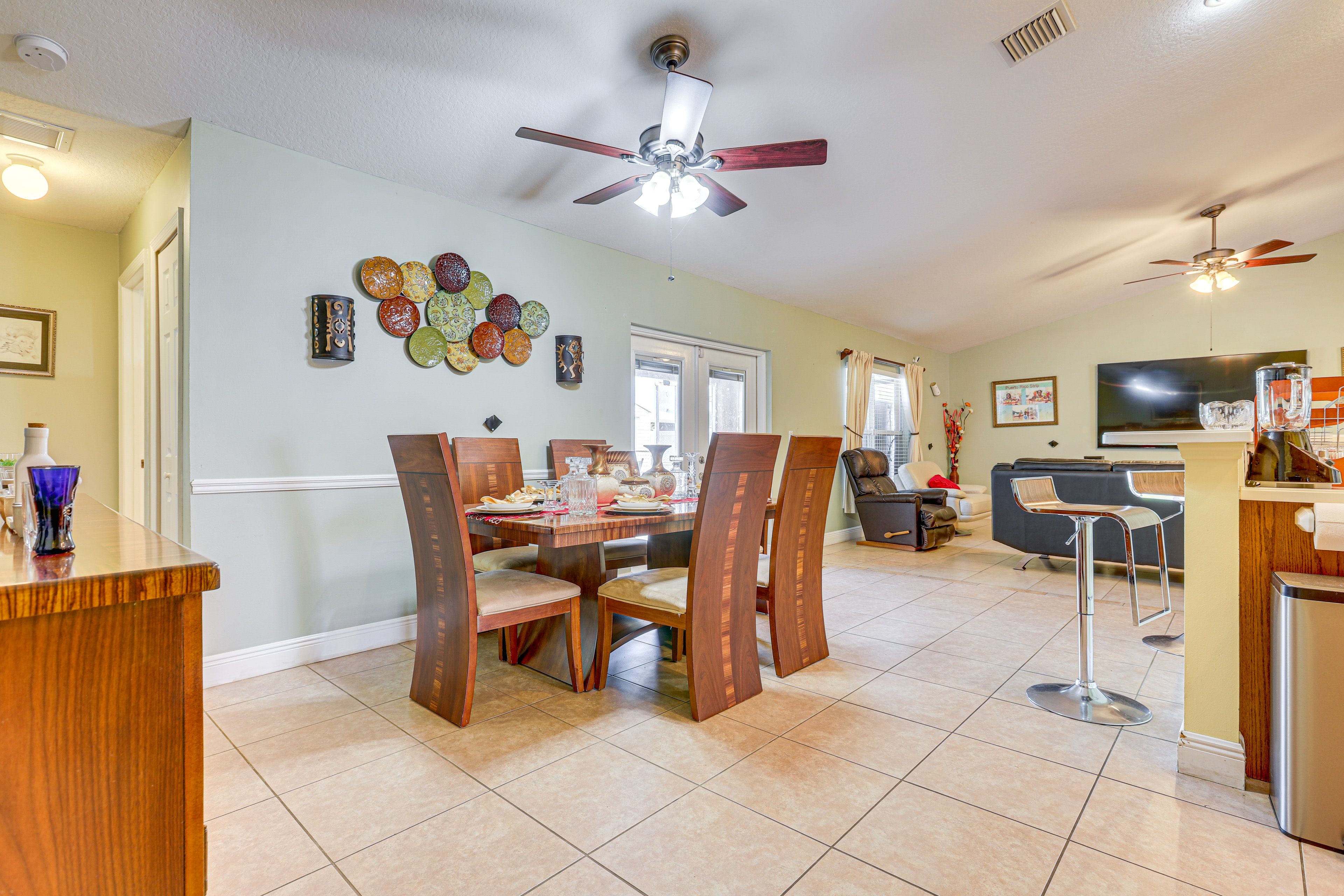 Dining Area | Dishes & Flatware Provided
