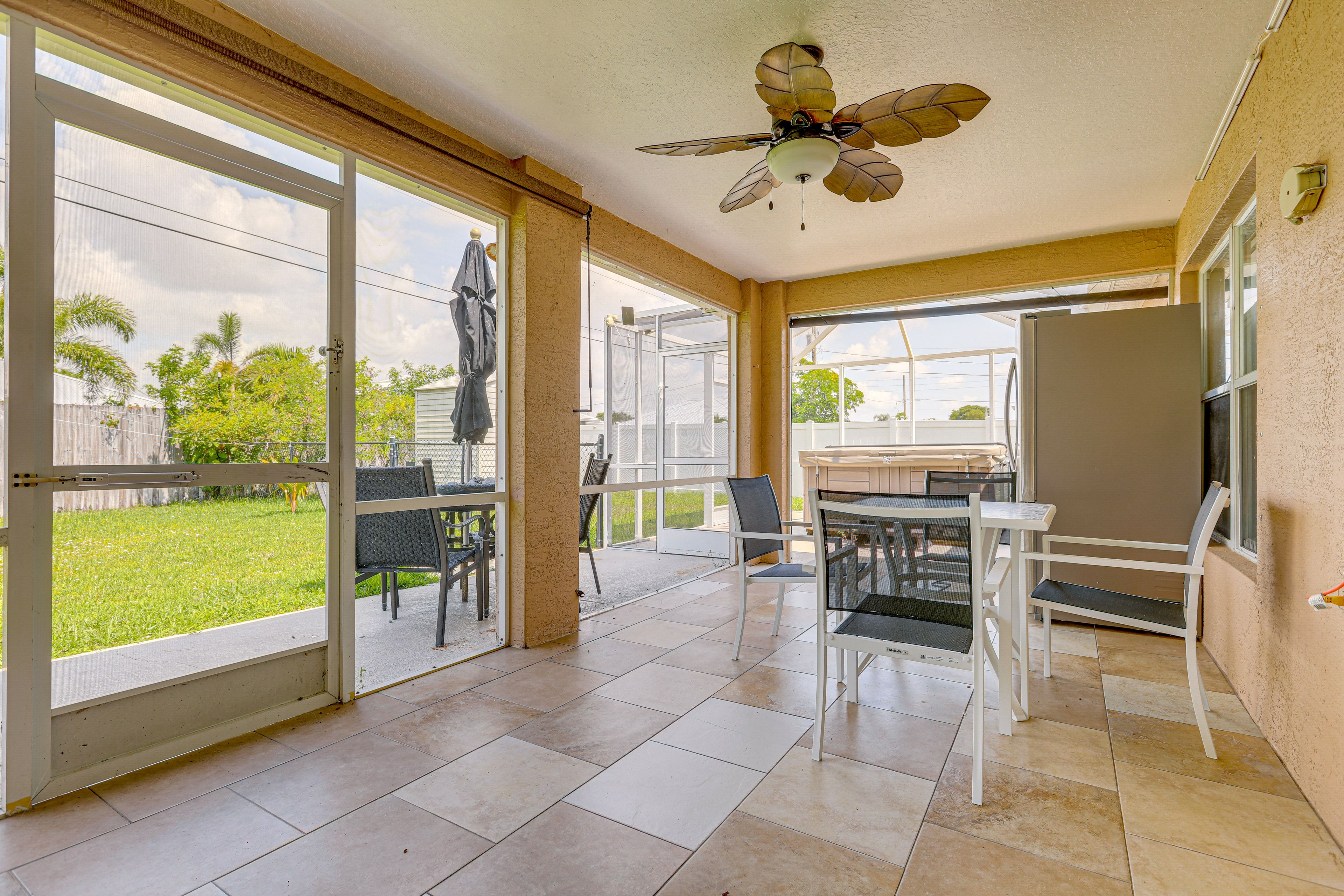 Screened Patio | Dining Area
