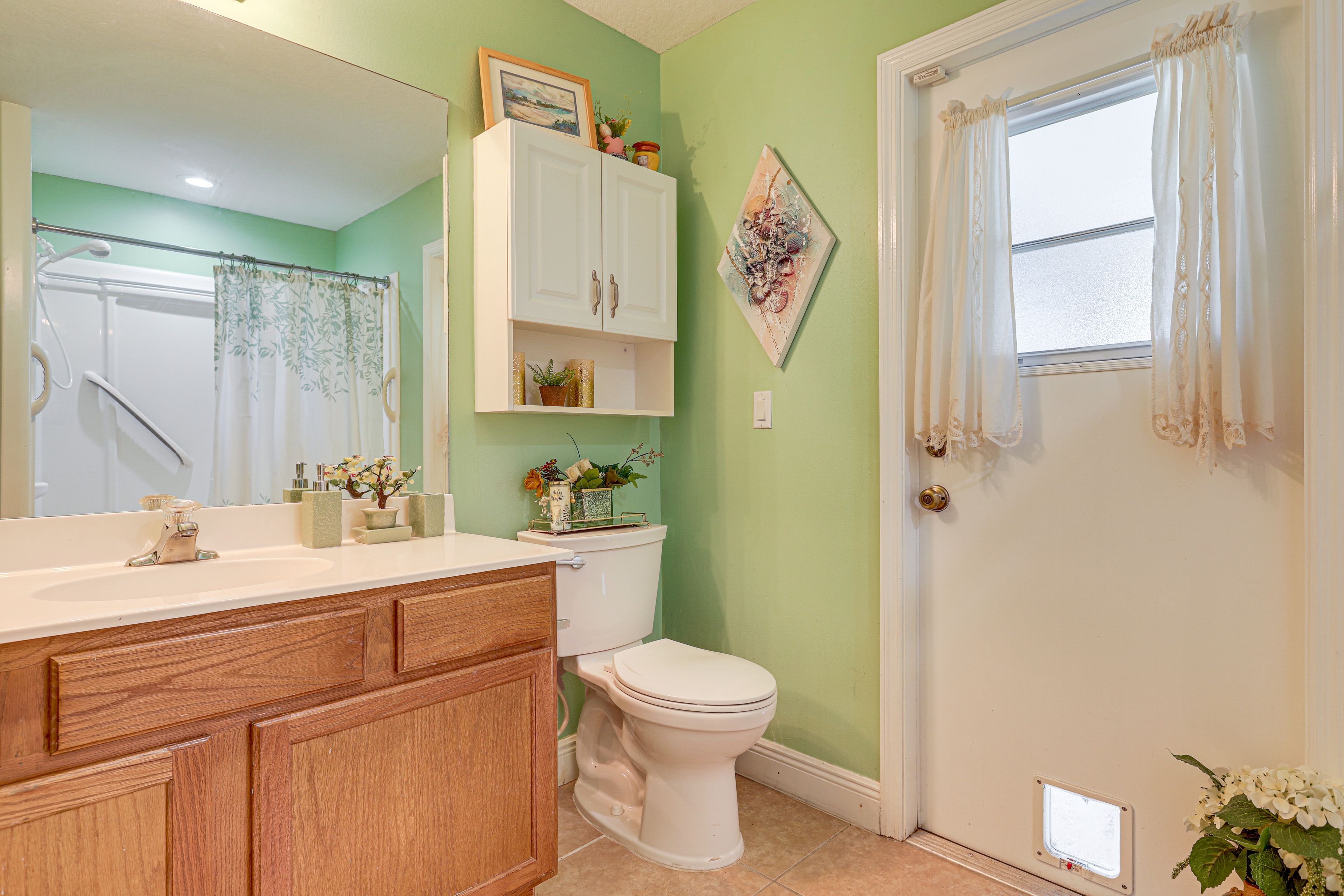 Full Bathroom | Towels & Linens Provided