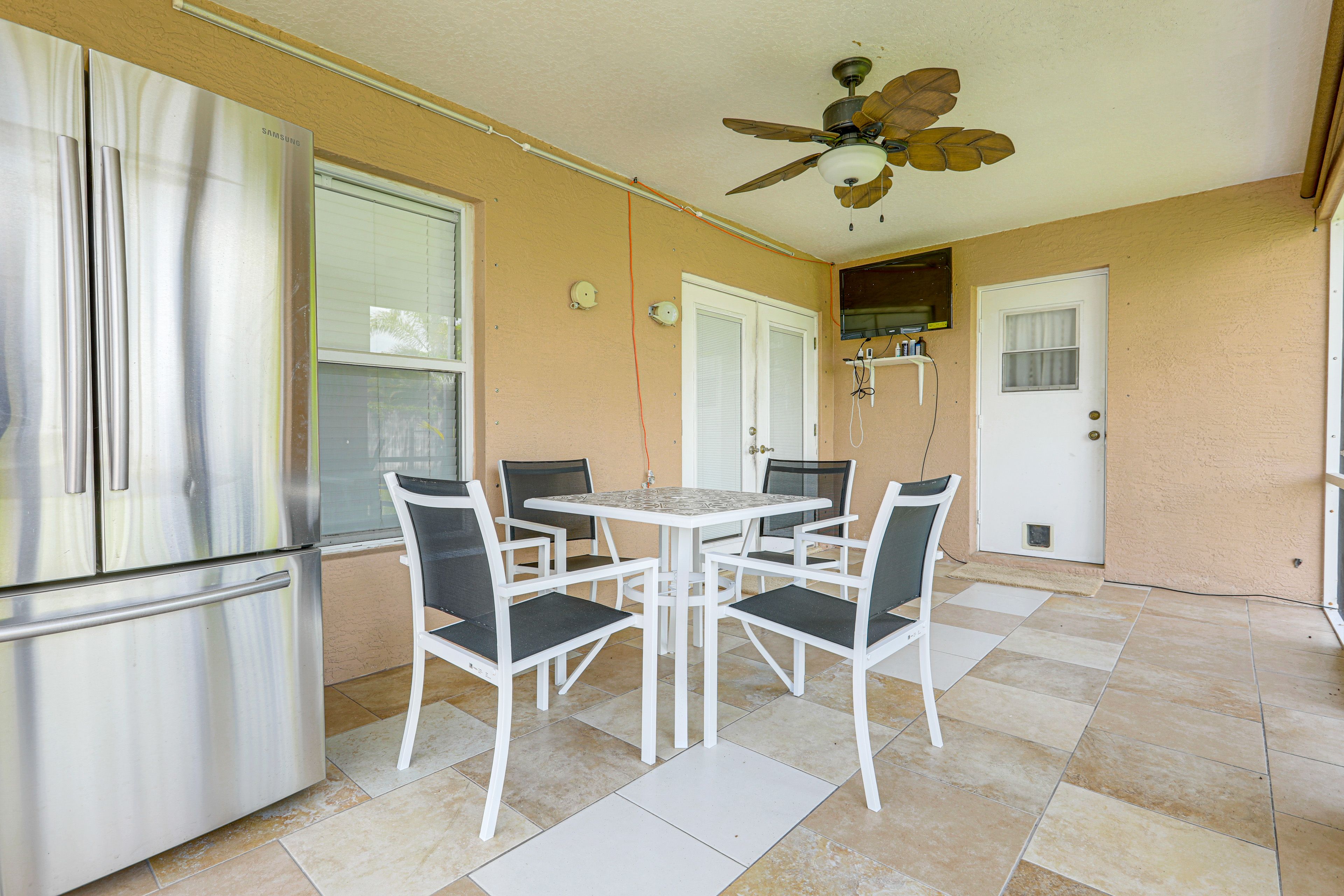 Covered Patio | Outdoor Dining | Smart TV