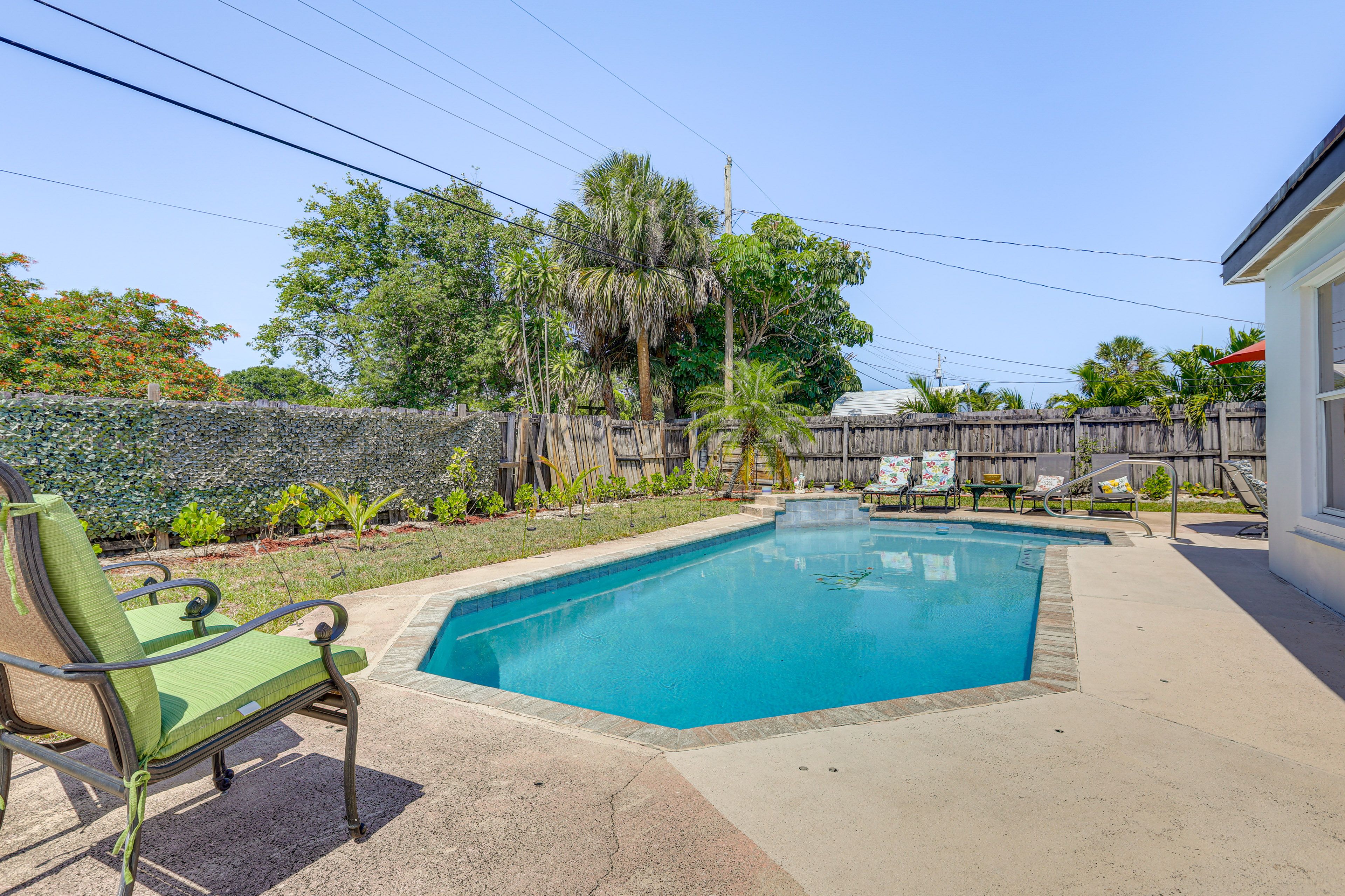 Private Outdoor Pool (Not Heated, Depth 3'-4')