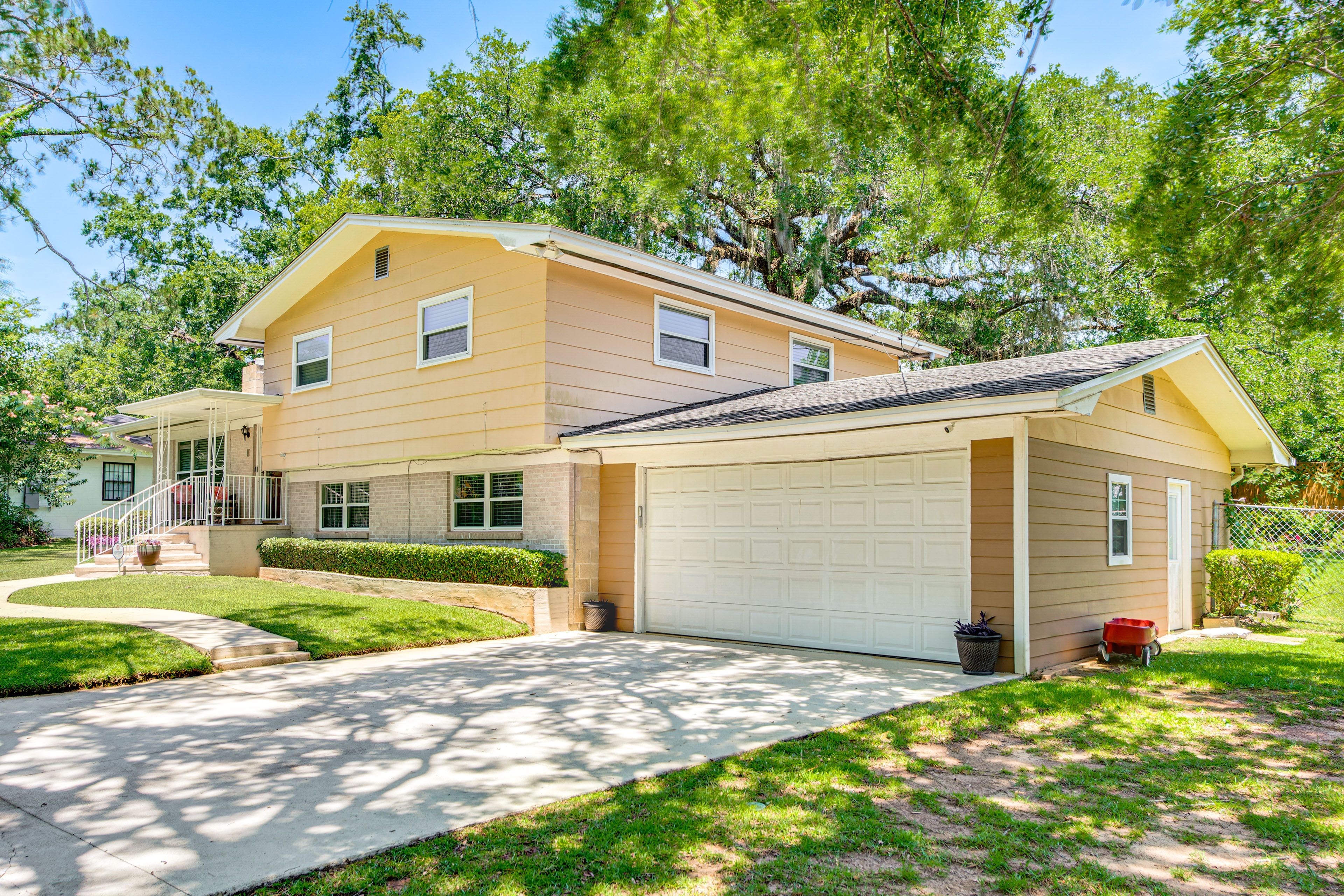 Home Exterior | Parking | Driveway (4 Vehicles)