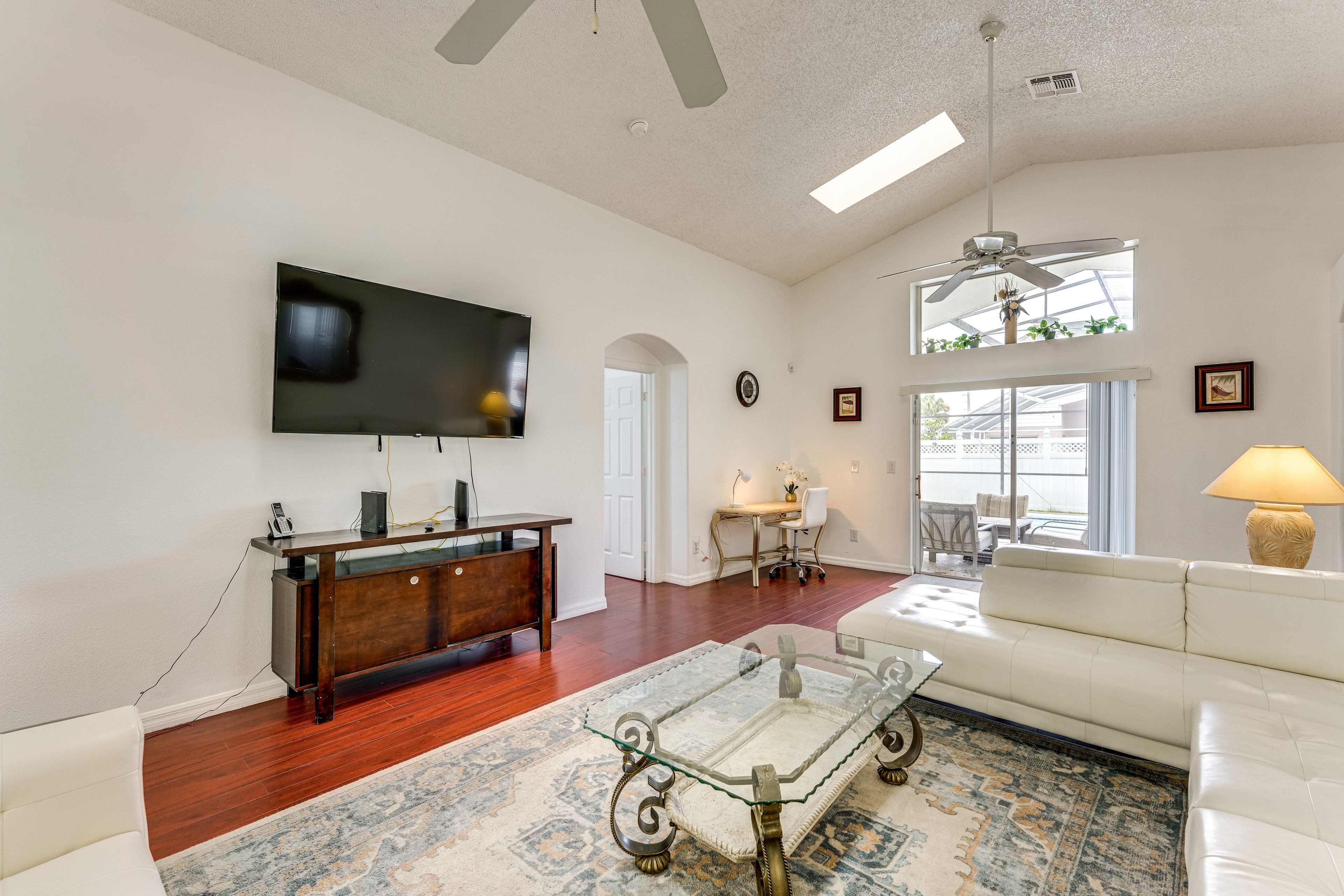 Living Room | Free WiFi | Smart TV | Central A/C