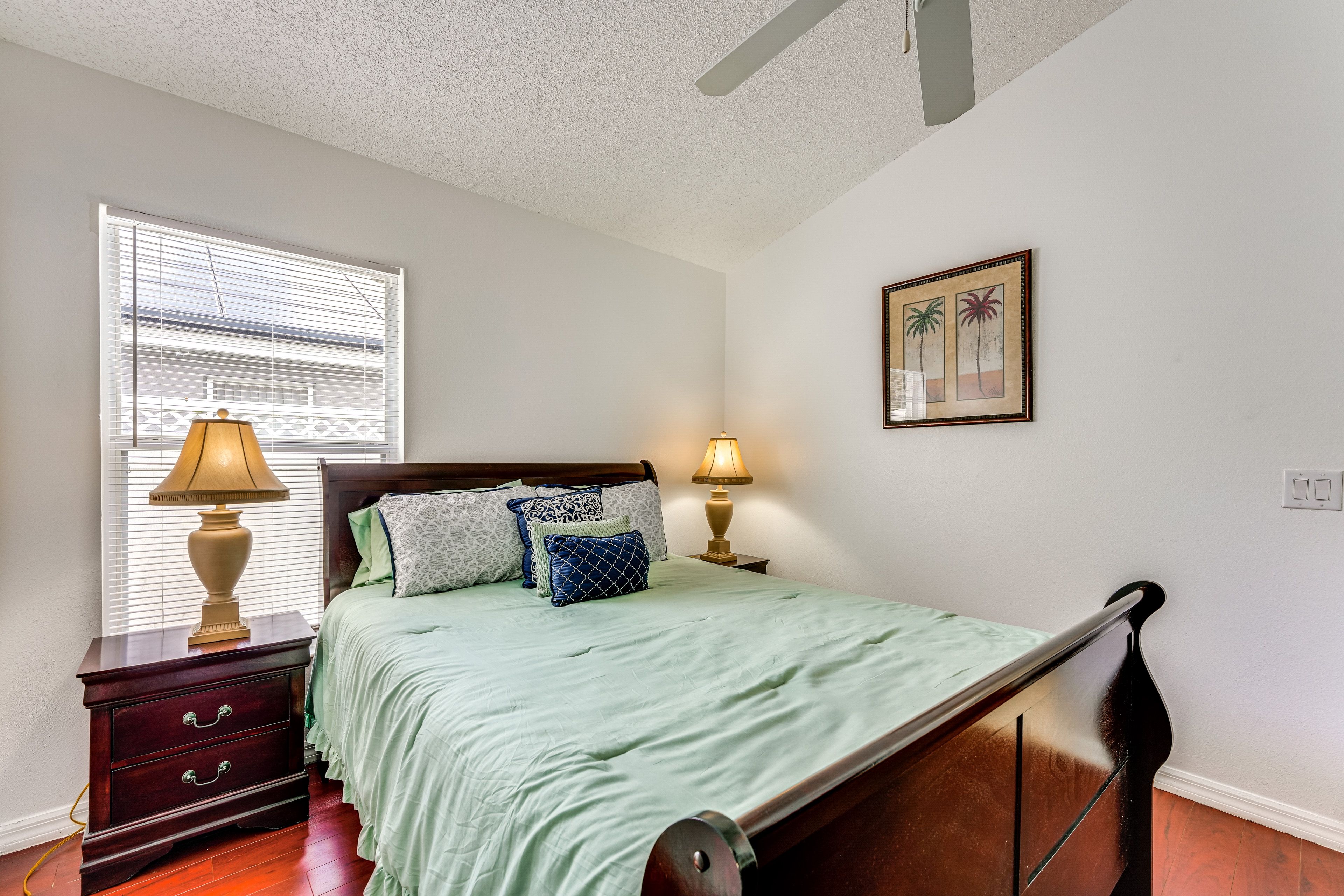 Bedroom 3 | Queen Bed