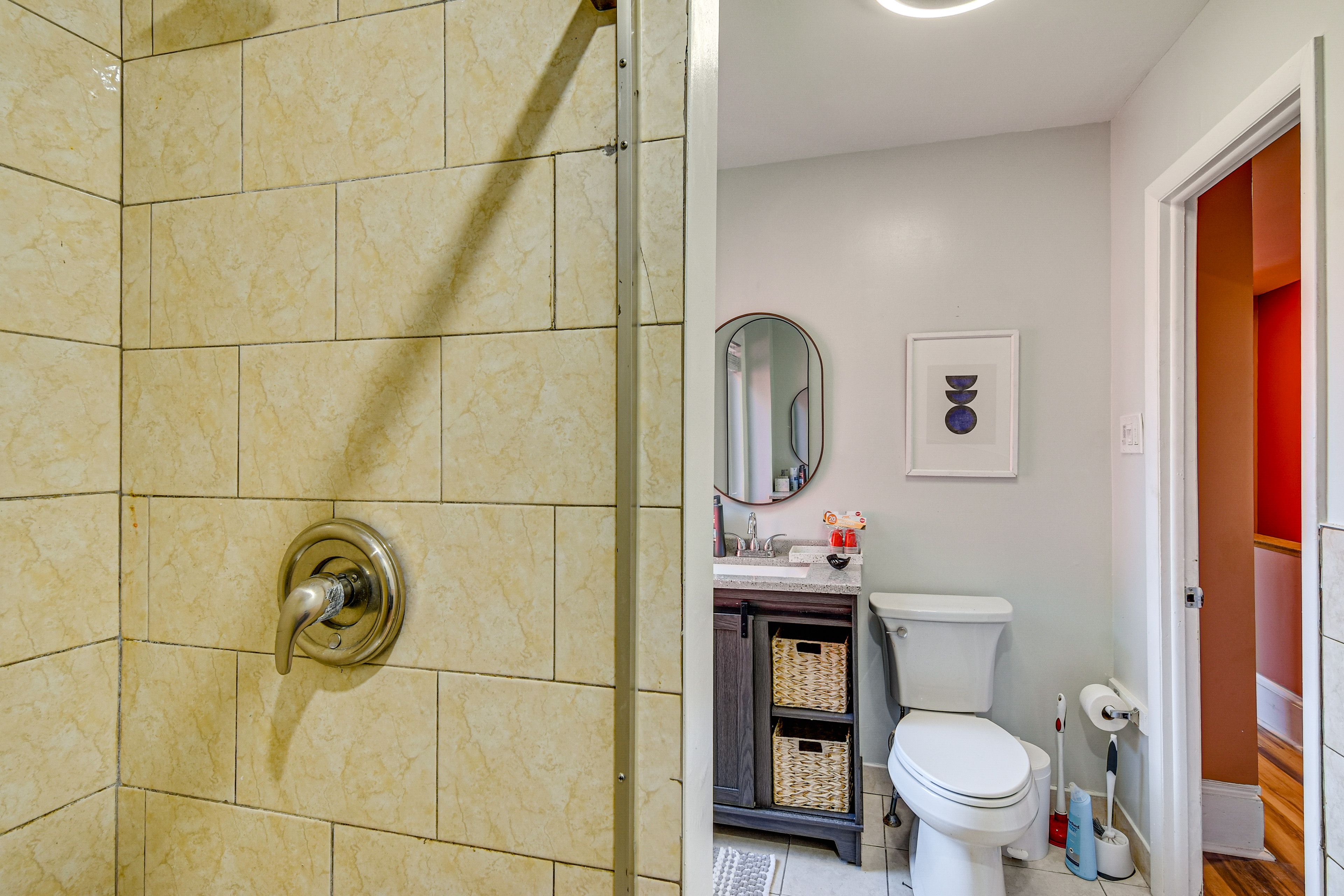 Full Bathroom | 2nd Floor | Towels Provided | Complimentary Toiletries