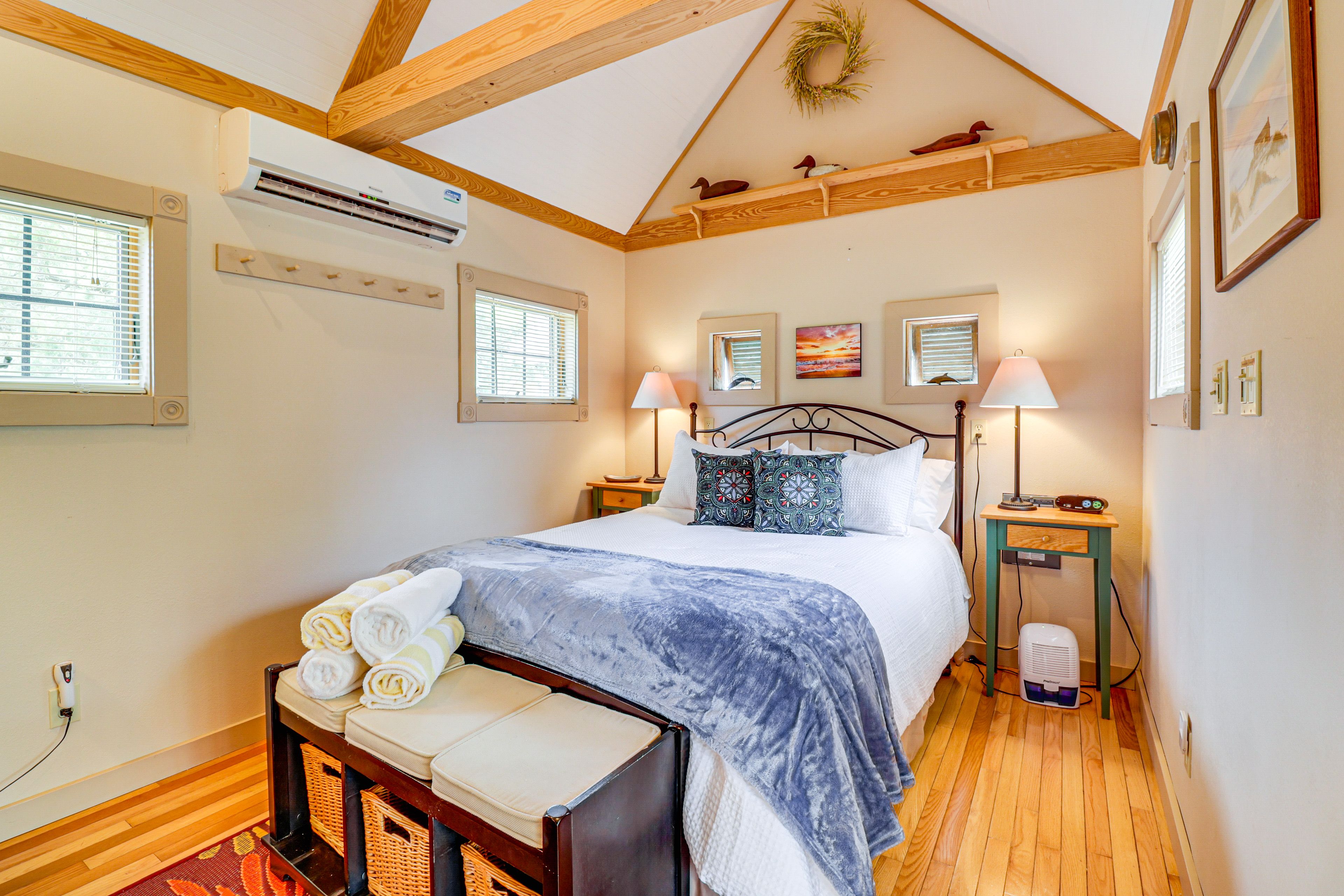 Bedroom | Queen Bed | Linens Provided