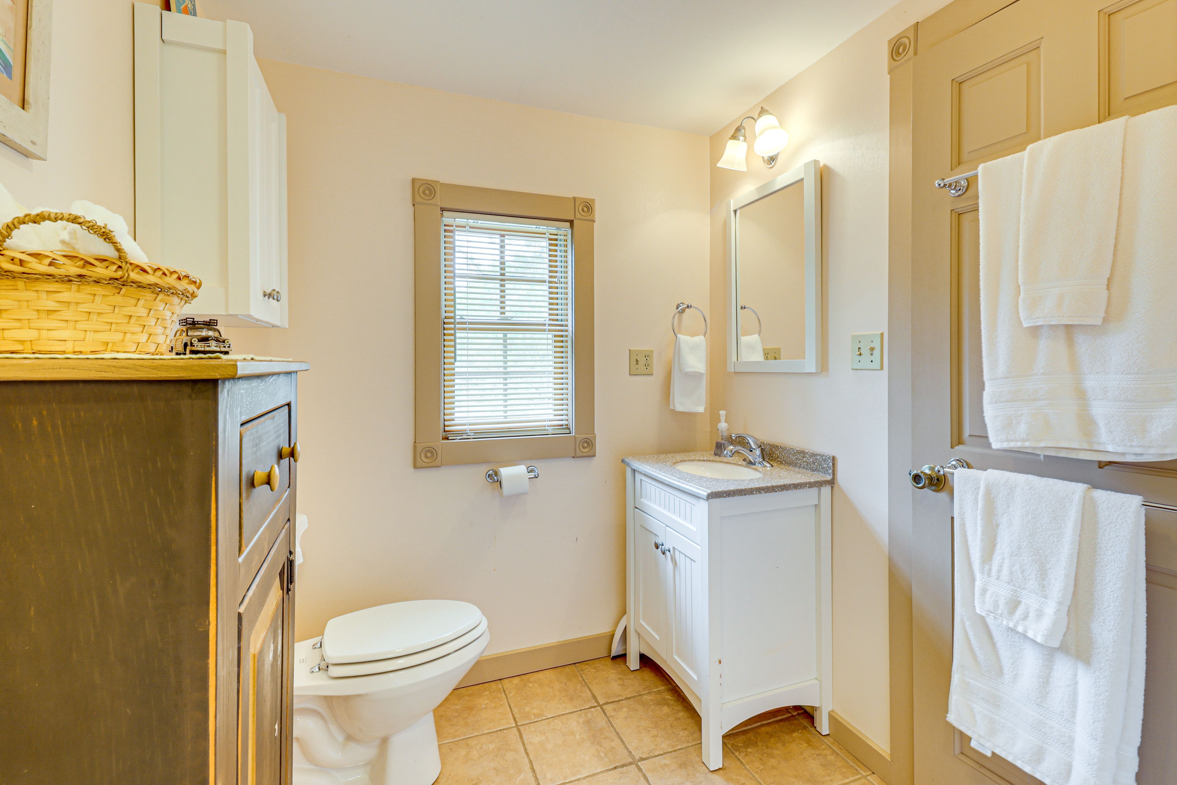 Full Bathroom | Towels Provided