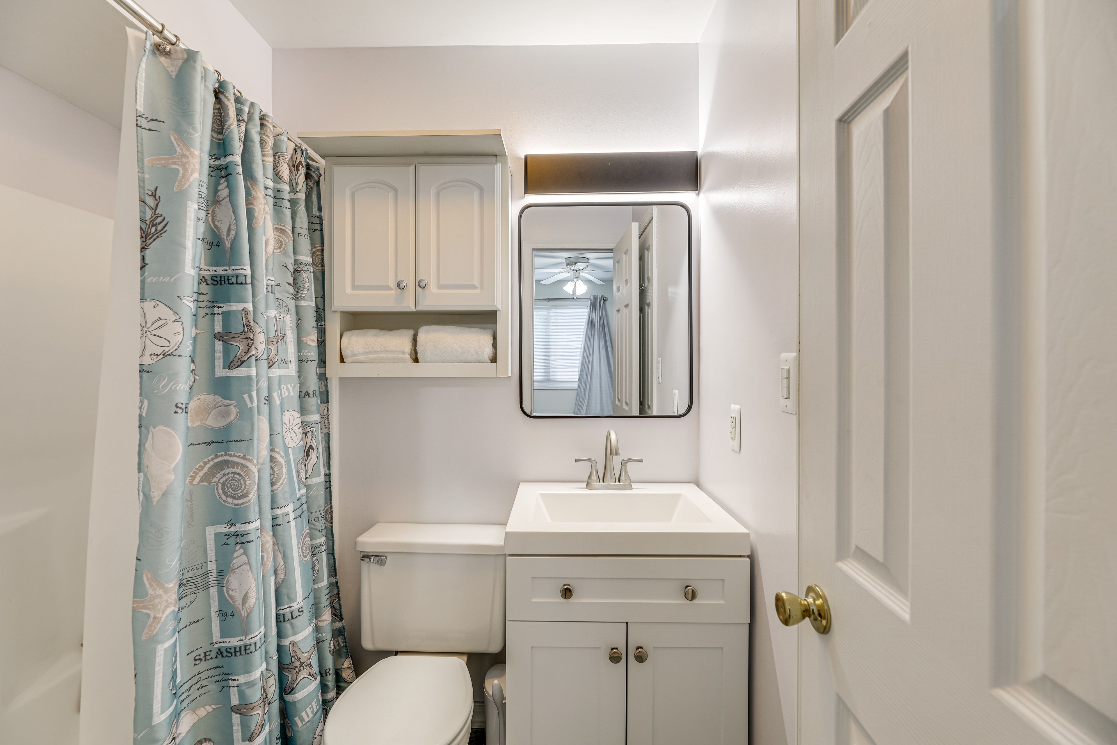En-Suite Bathroom | Towels & Complimentary Toiletries Provided