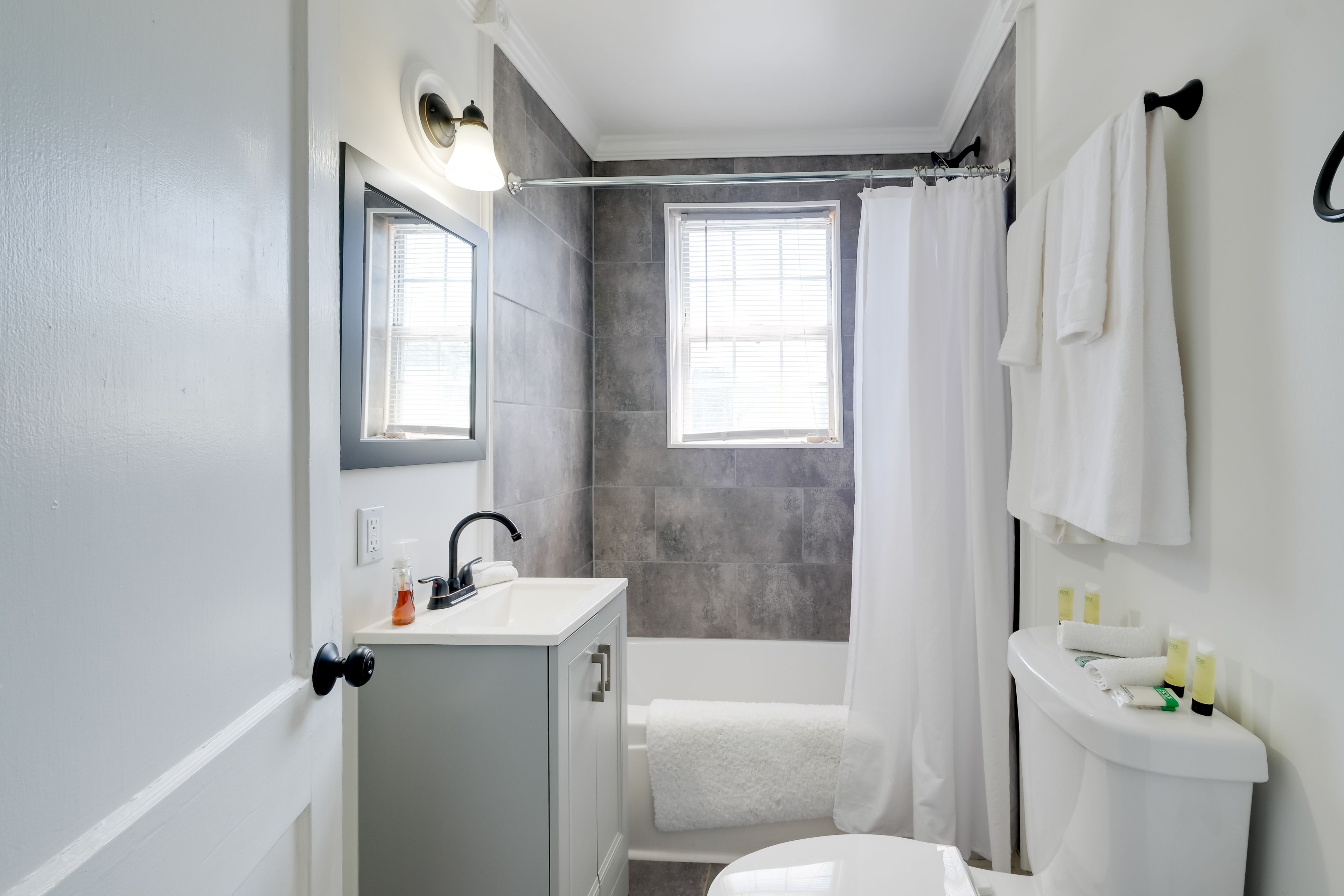 Full Bathroom | Towels Provided | Complimentary Toiletries