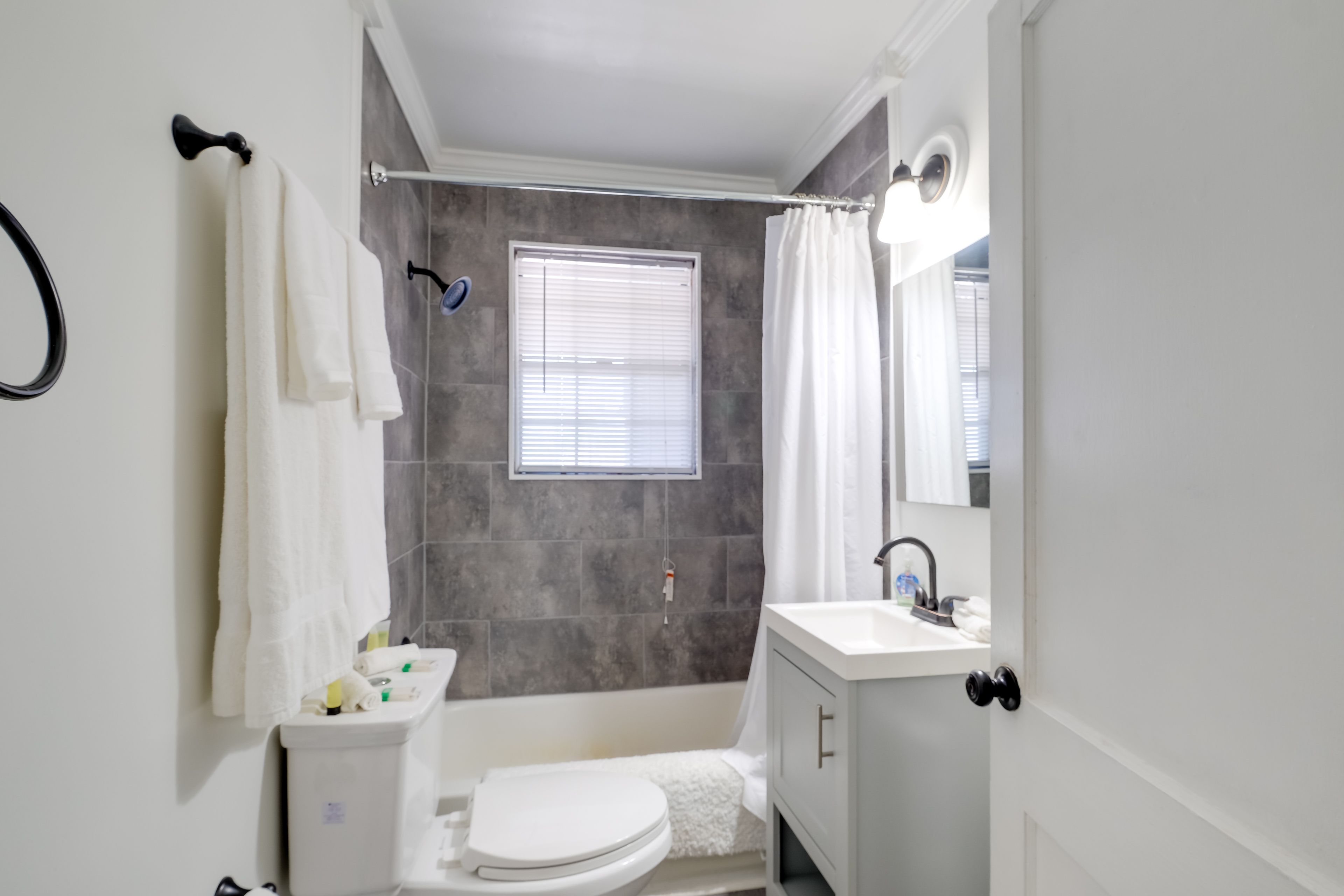 Full Bathroom | Towels Provided | Complimentary Toiletries