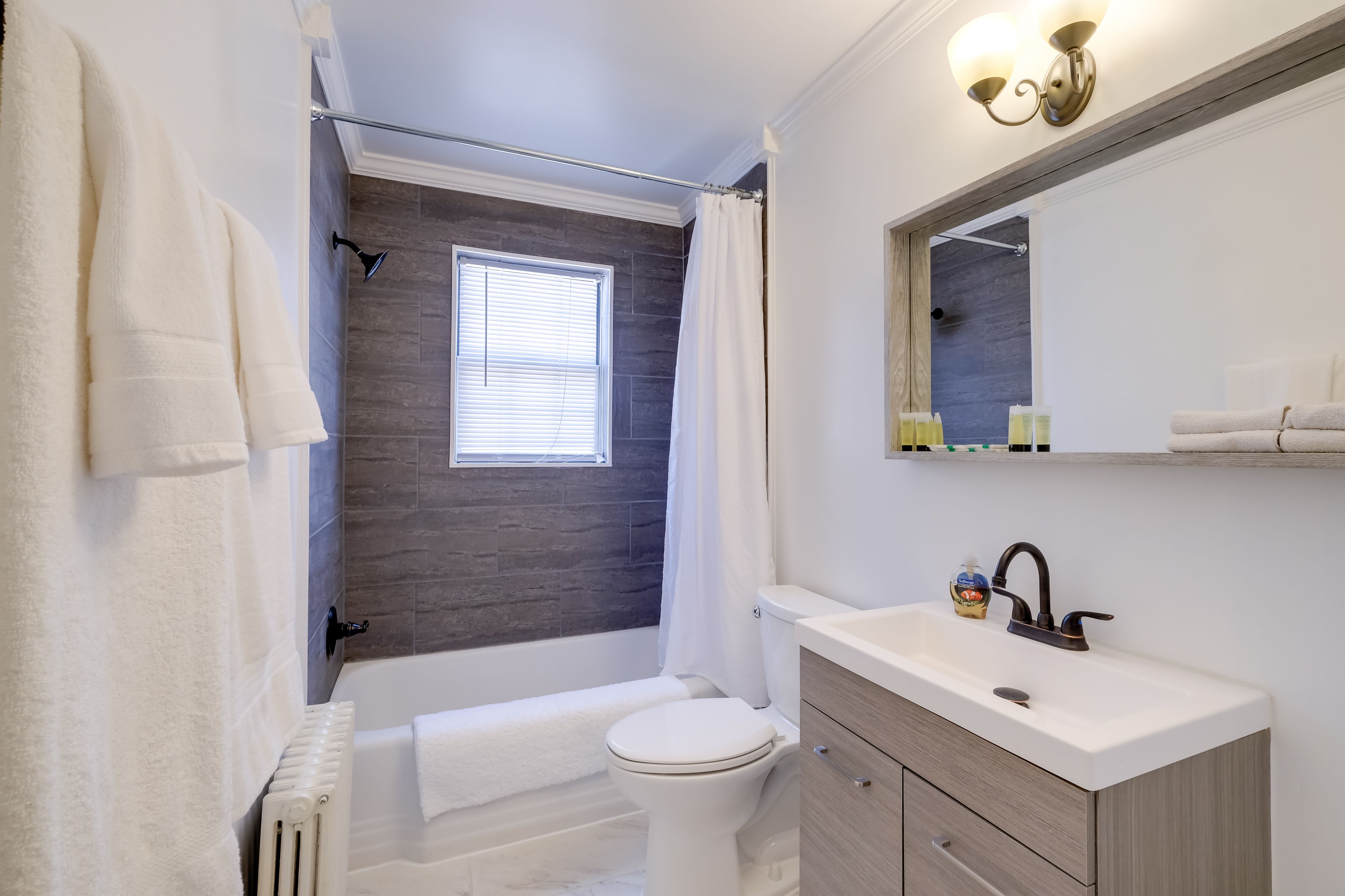 Full Bathroom | Towels Provided | Complimentary Toiletries