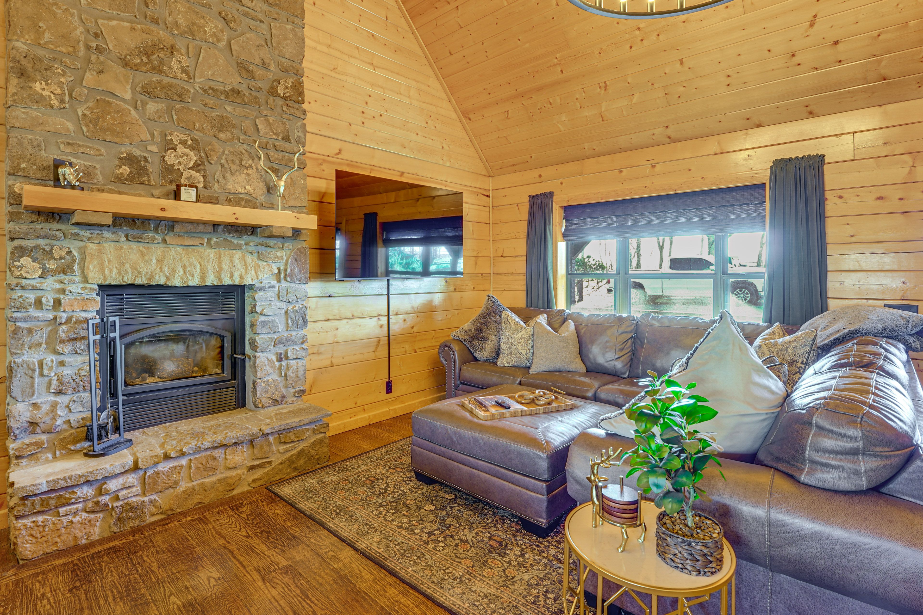 Living Room | Cabin | 1st Floor | Free WiFi