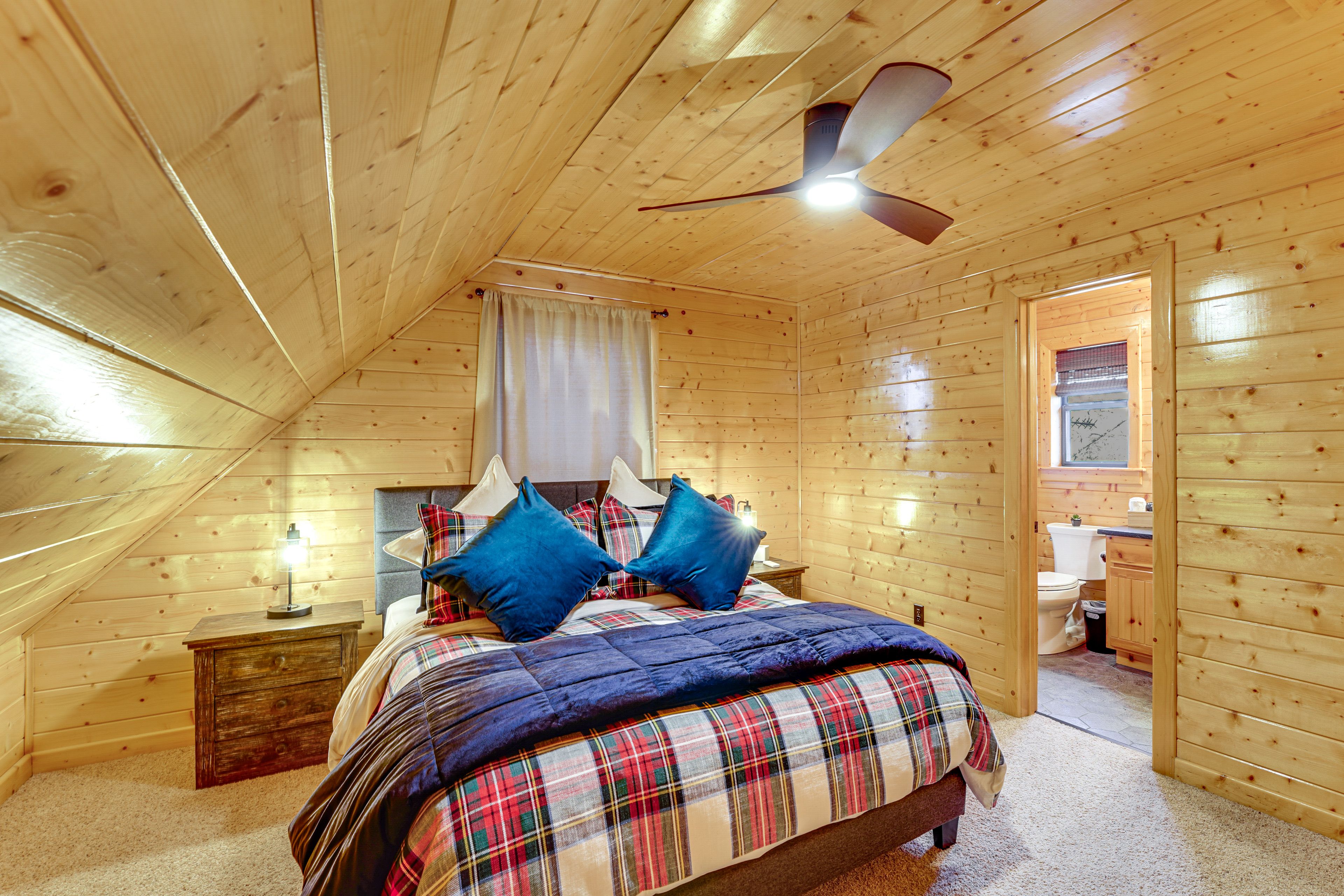 Bedroom 2 | Cabin | 2nd Floor | Queen Bed