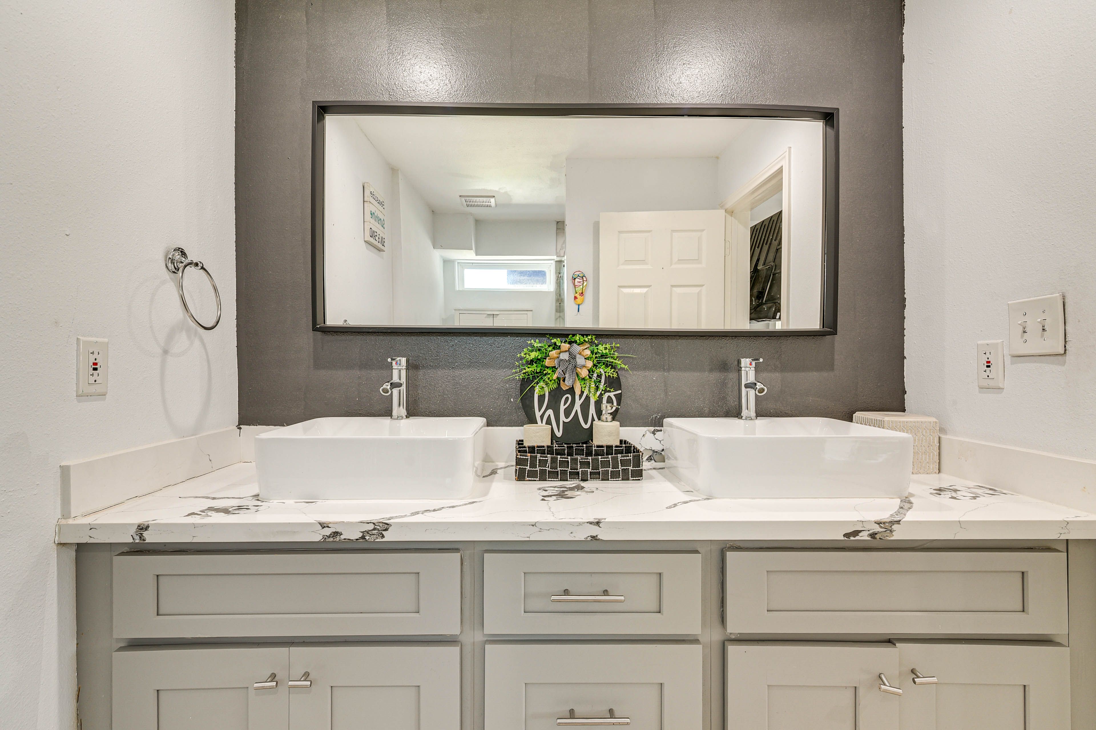 Full Bathroom | Complimentary Toiletries | Hair Dryer | 1st Floor