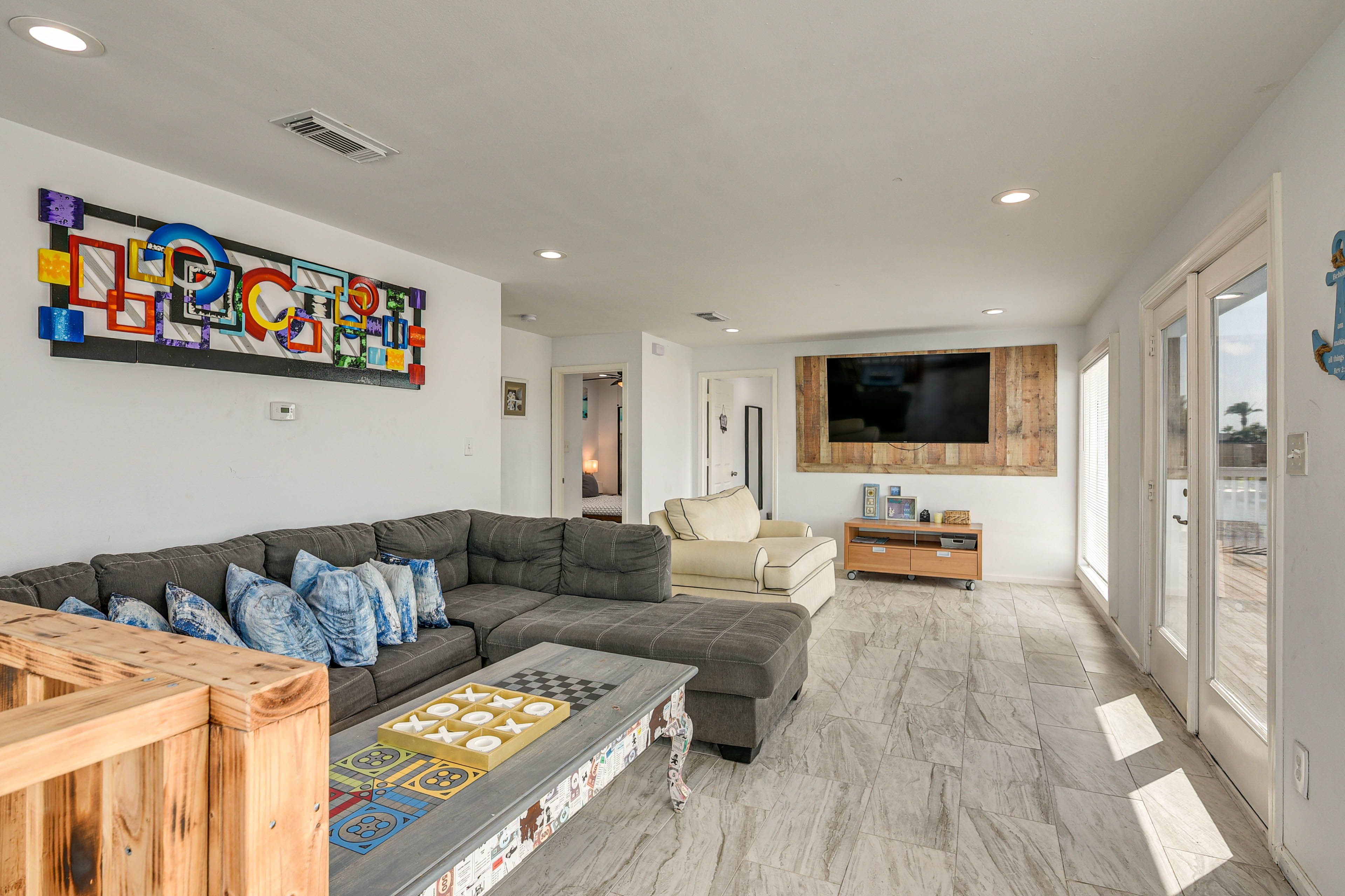 Family Room | 2 Sleeper Sofas | Smart TV