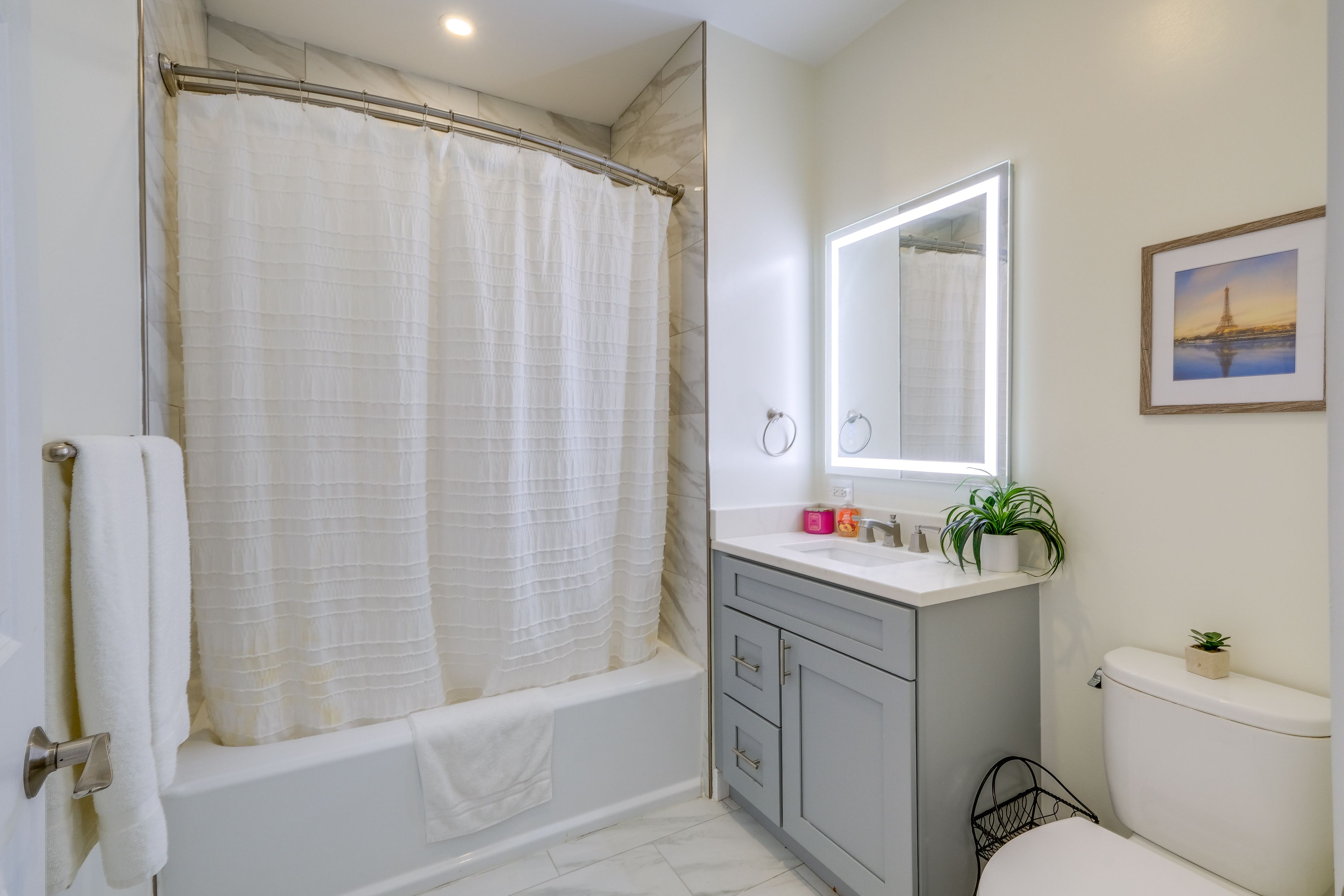Full Bathroom | Towels Provided
