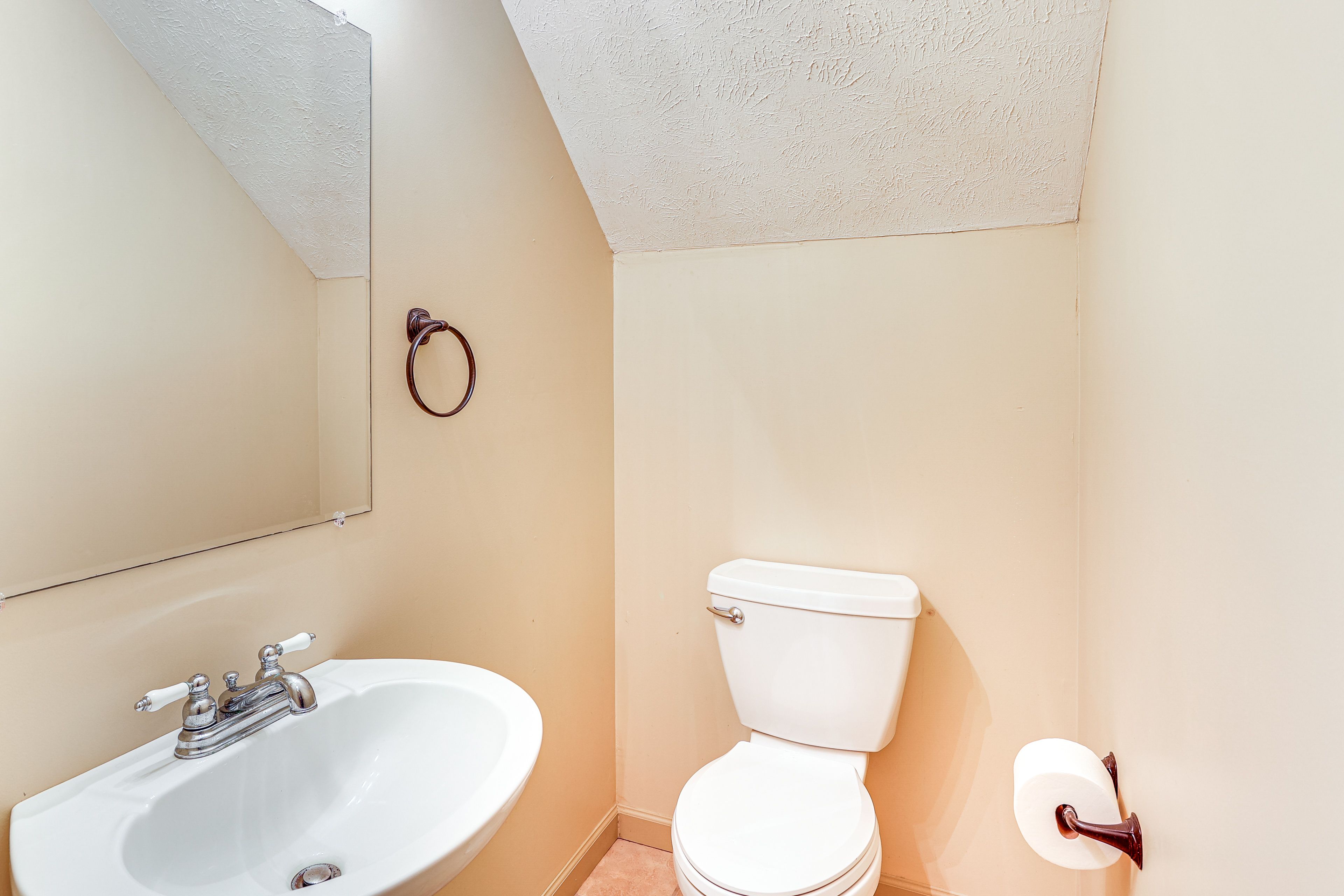 Half Bathroom | 1st Floor | Complimentary Toiletries | Towels Provided