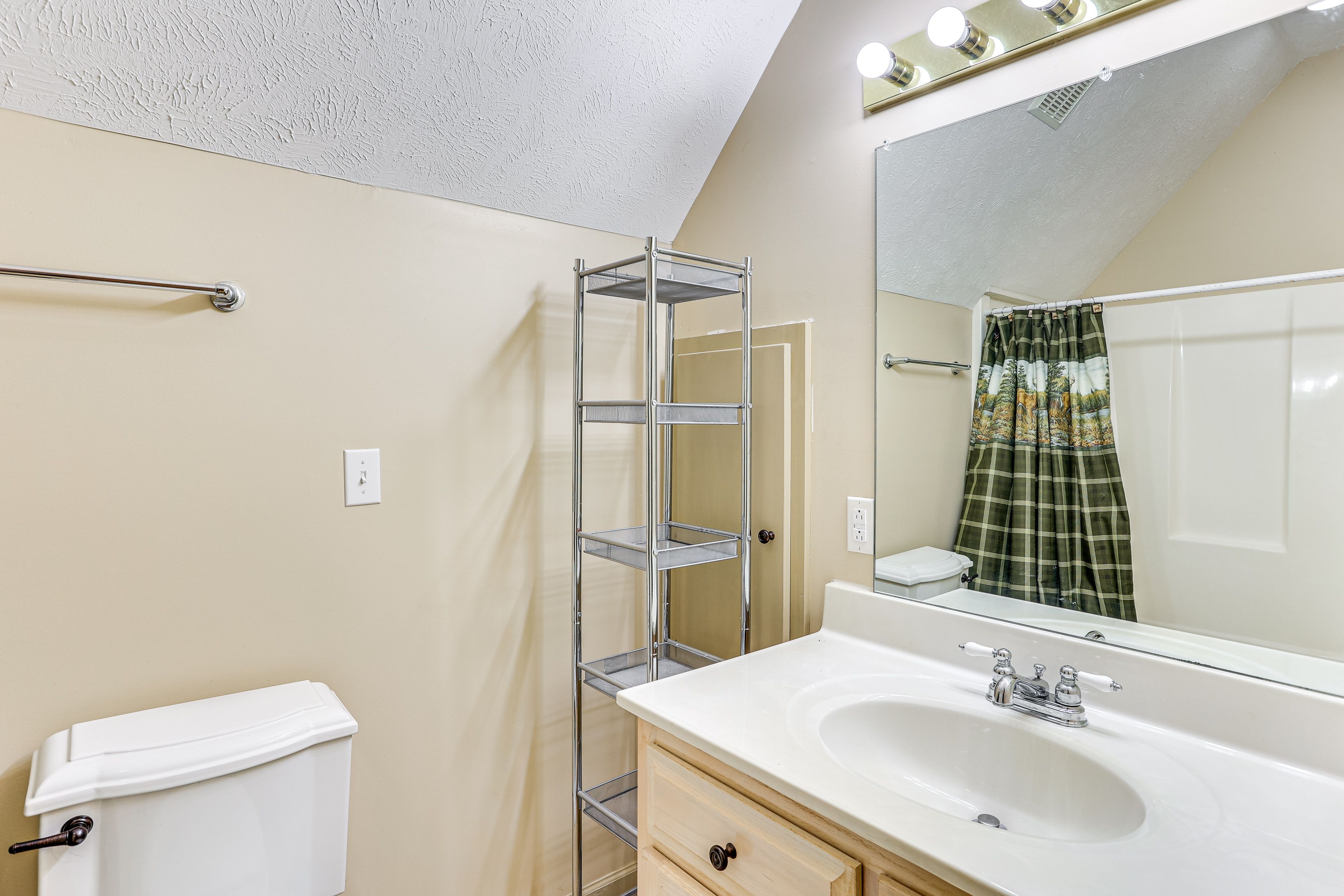 Full Bathroom | 2nd Floor