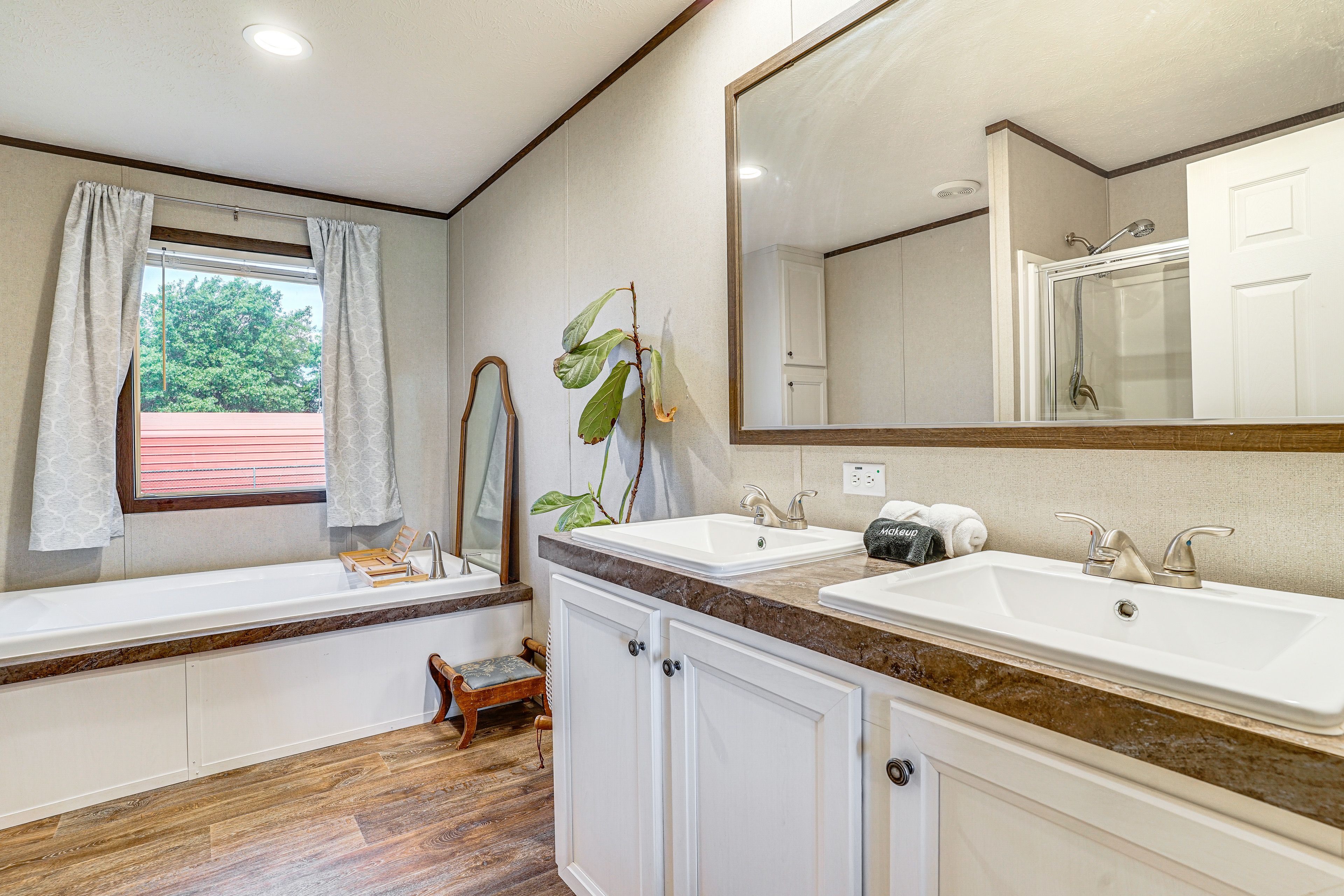 Full Bathroom | Towels Provided | Soaking Tub