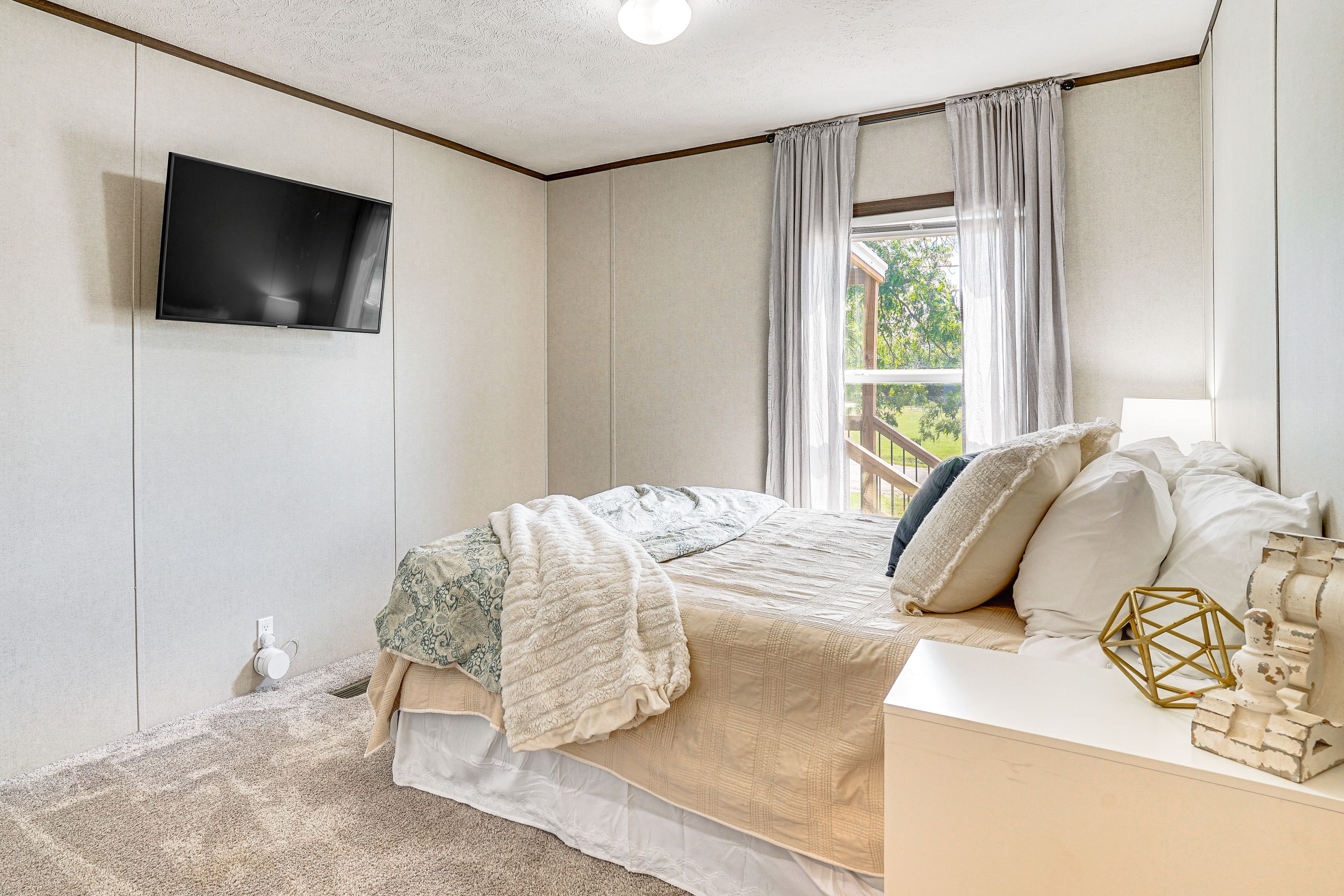 Bedroom 2 | Queen Bed