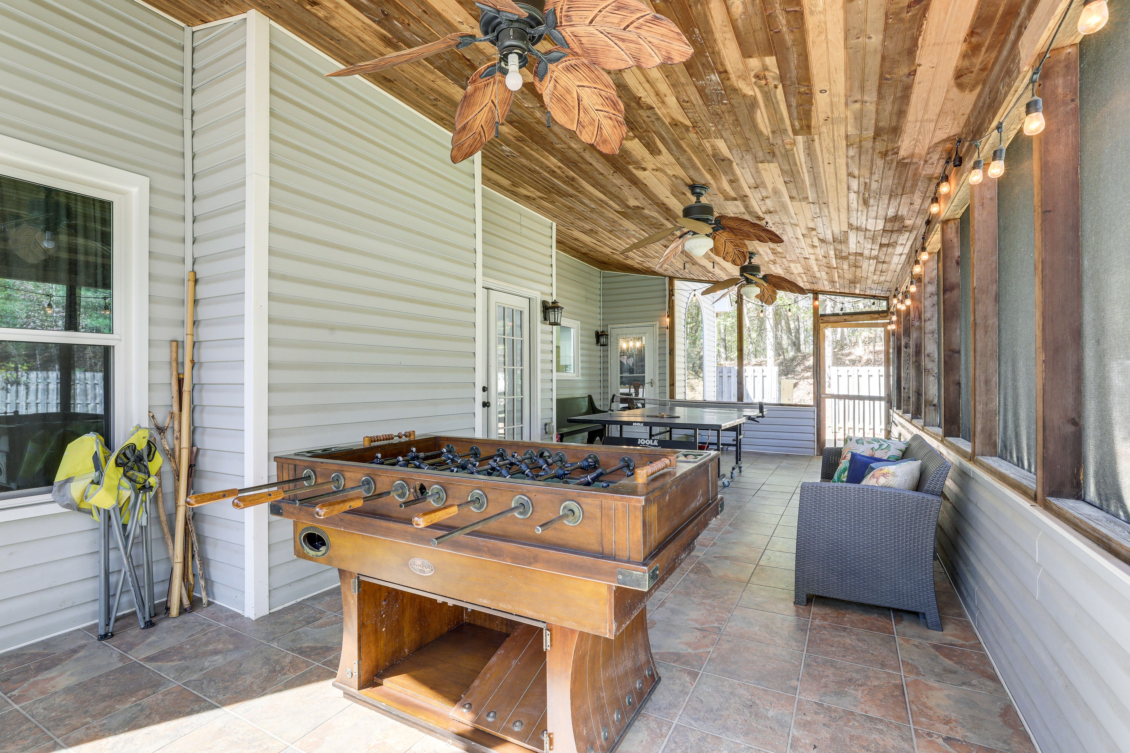 Screened Porch | Self Check-In | 14 Mi to Lake Lanier